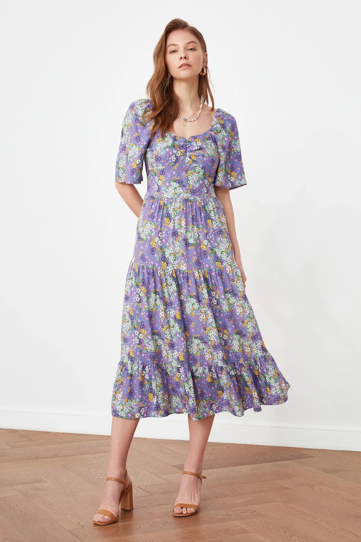 Trendyol Collection  Lilafarbenes, gewebtes Midi-Kleid in A-Linie mit Ballonärmeln und Blumendruck TWOSS20EL2323
