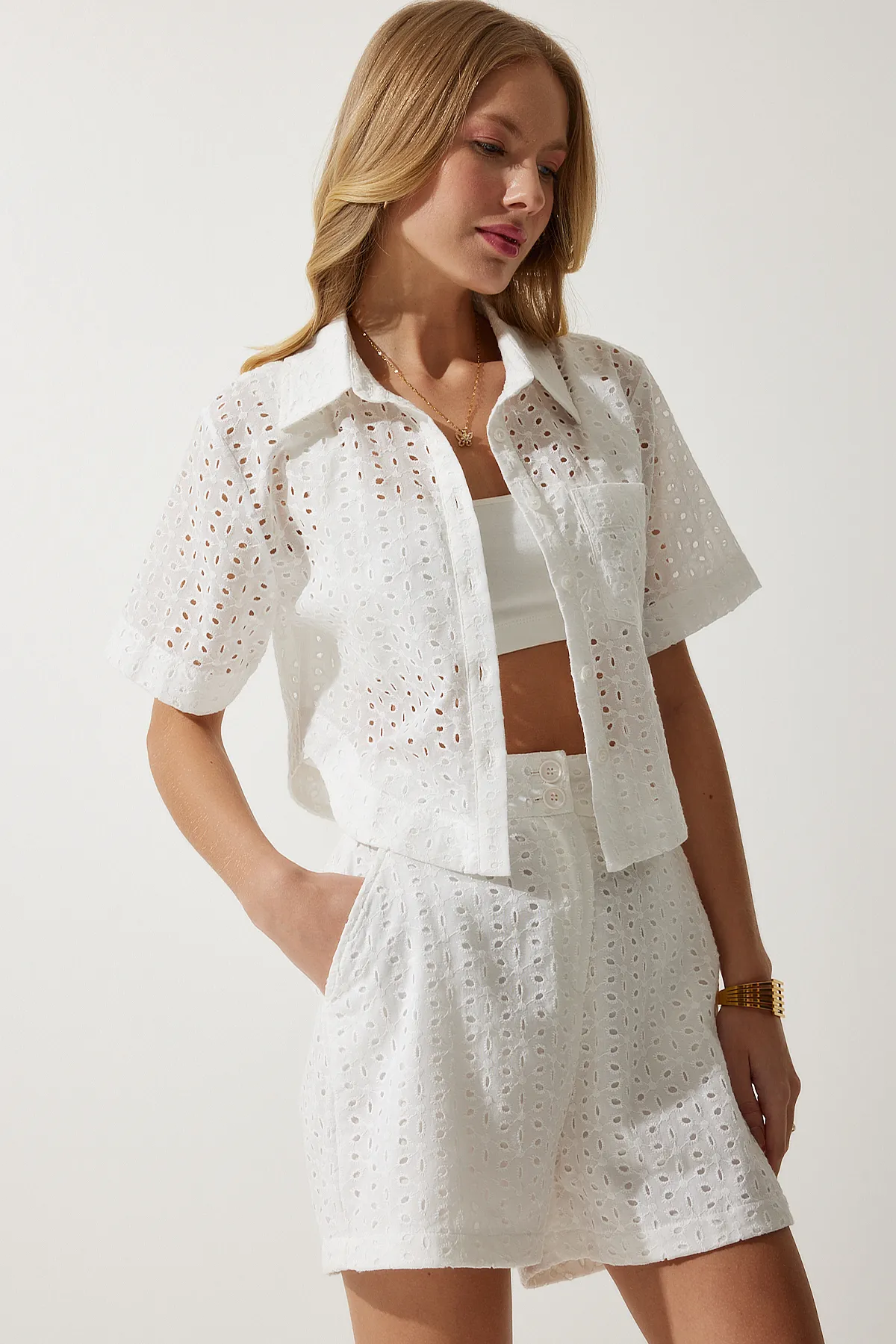 Happiness İstanbul  Weißes, stilvolles, gewebtes Hemd-Shorts-Set mit Wellenkanten für Damen TO00127