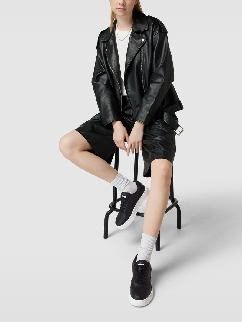Sneaker mit Label-Details in schwarz