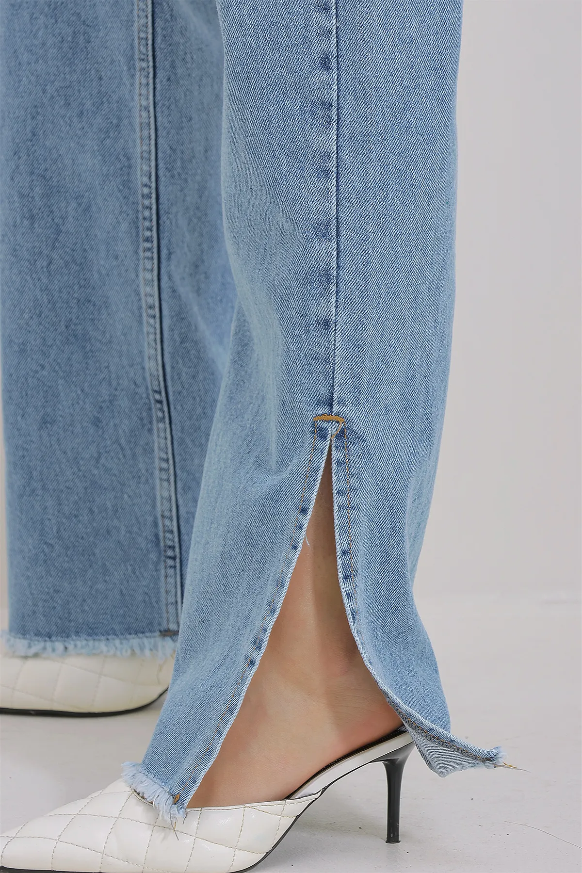 Trend Alaçatı Stili  Blaue Damen-Jeanshose mit hoher Taille und seitlichem Schlitz und weitem Bein ALC-X11472