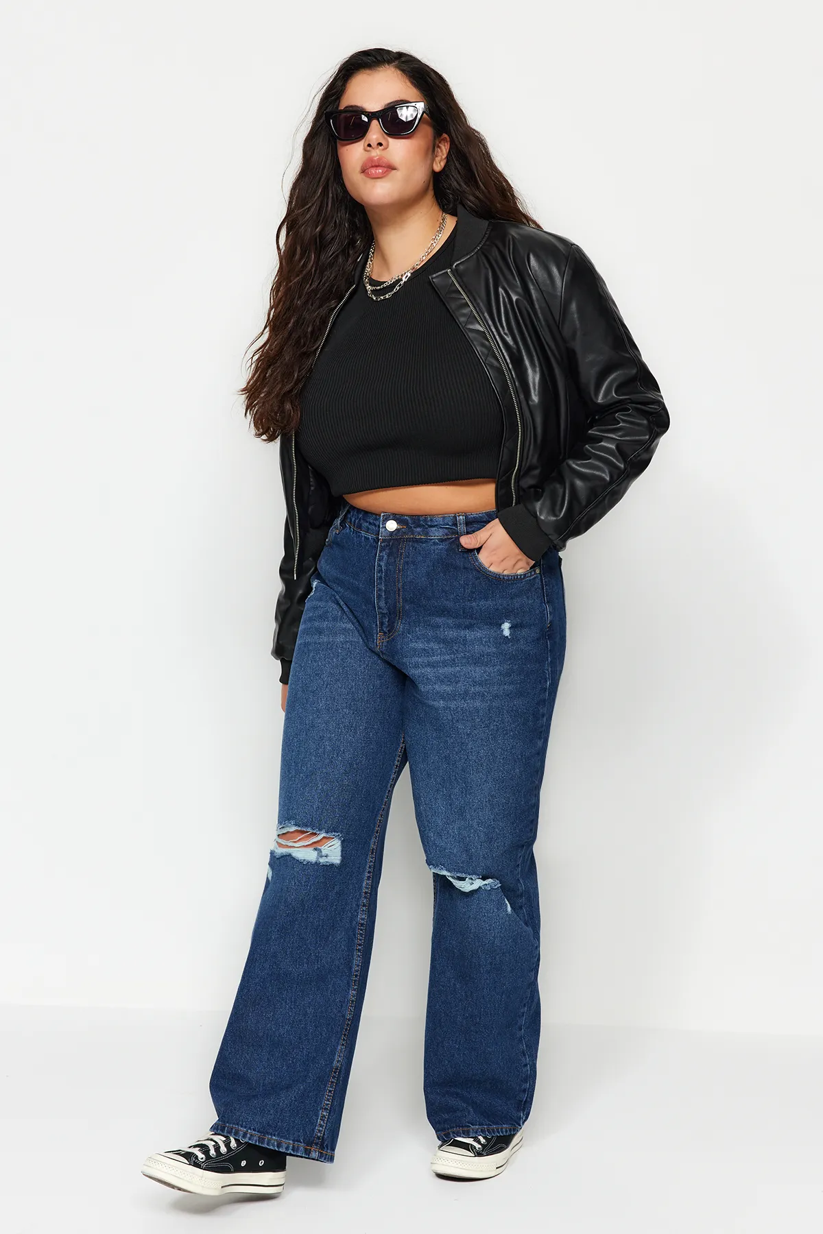 Trendyol Curve  Dunkelblaue zerrissene Jeans mit hoher Taille und weitem Bein TBSSS22JE00006