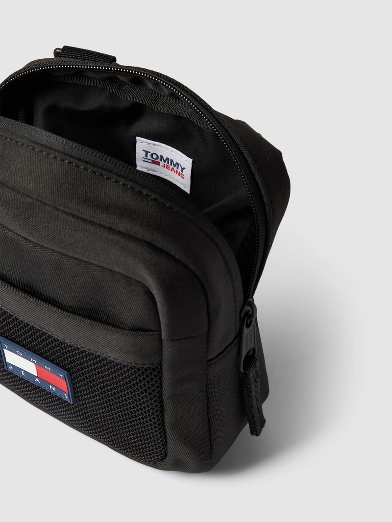 Umhängetasche mit Label-Patch in schwarz