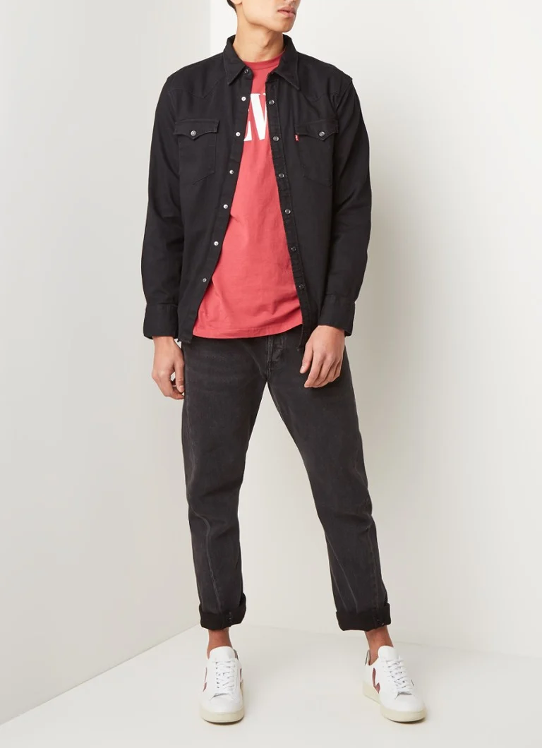 Cămașă din denim Levi's Barstow, cu croială clasică, și buzunare cu clapă.