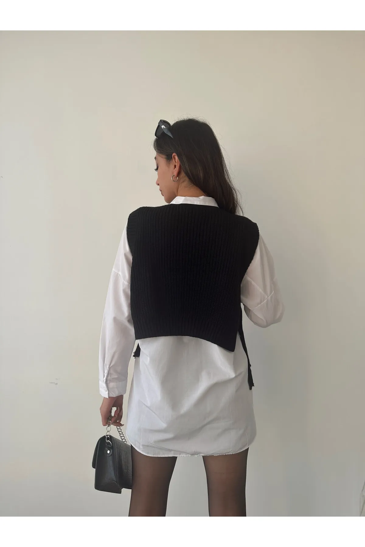 BEJNA  Schwarzer Damen-Strickpullover mit Perlendetails und seitlichem Bindeband