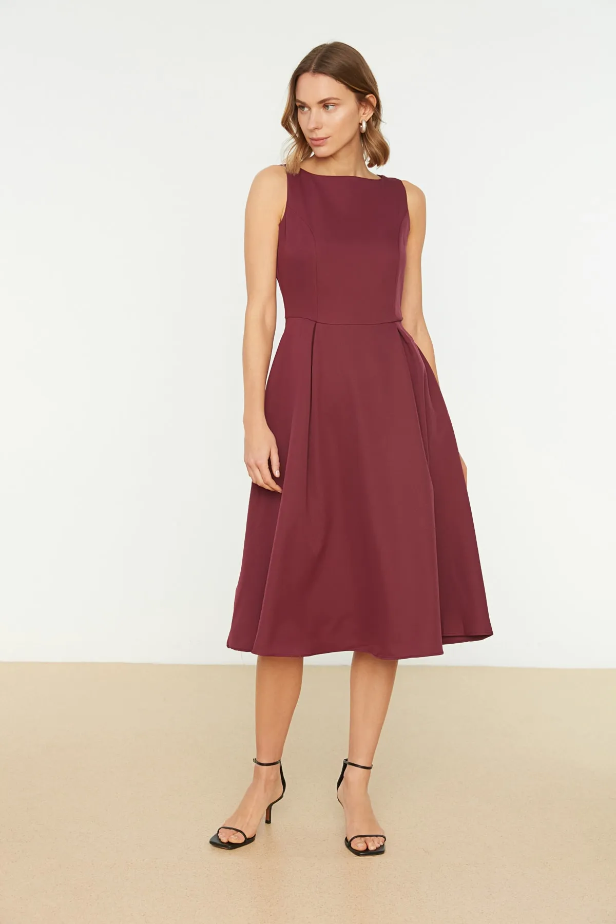Trendyol Collection  Midi-Plissee-Webkleid in Pflaumenblau mit Taille TWOSS20EL0980