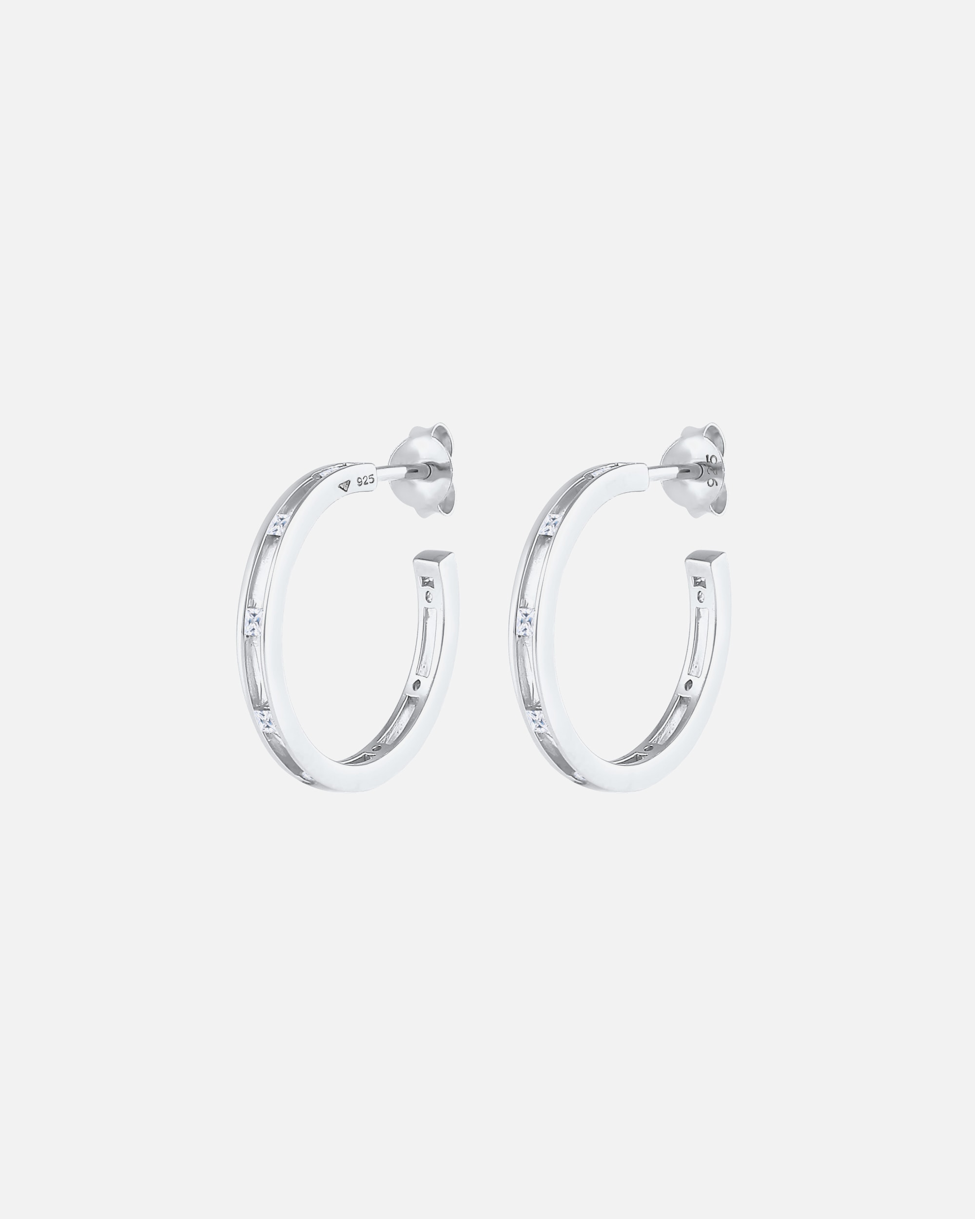 Gli orecchini Elli Creole da donna abbracciano la tendenza classica con una preziosa pietra di zirconia in argento sterling 925 placcato oro.