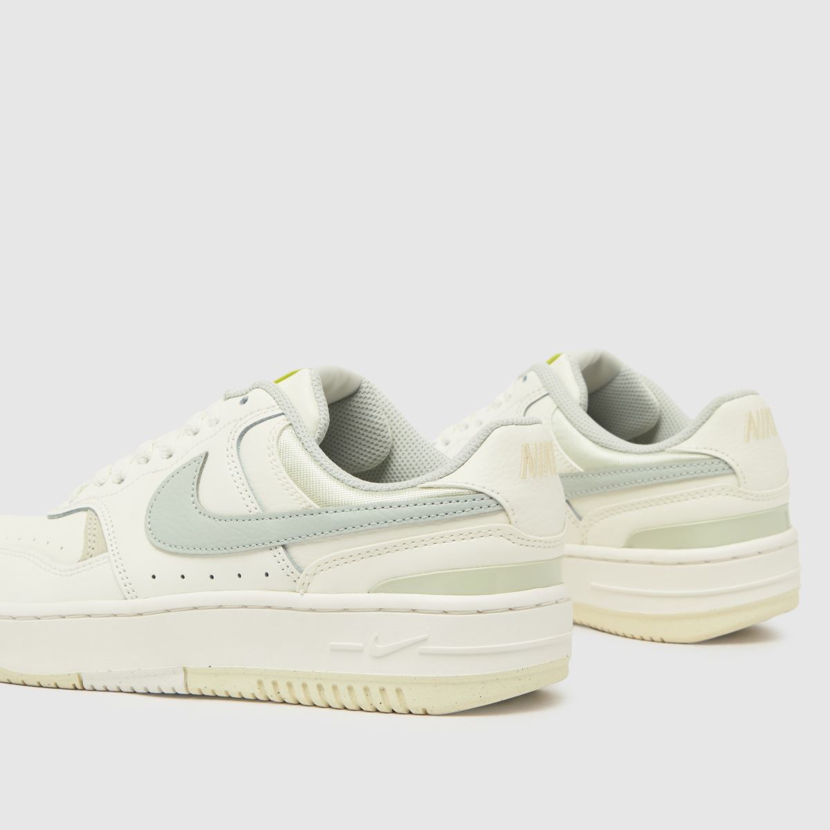 Nike Gamma Force – Vita och silverfärgade träningsskor