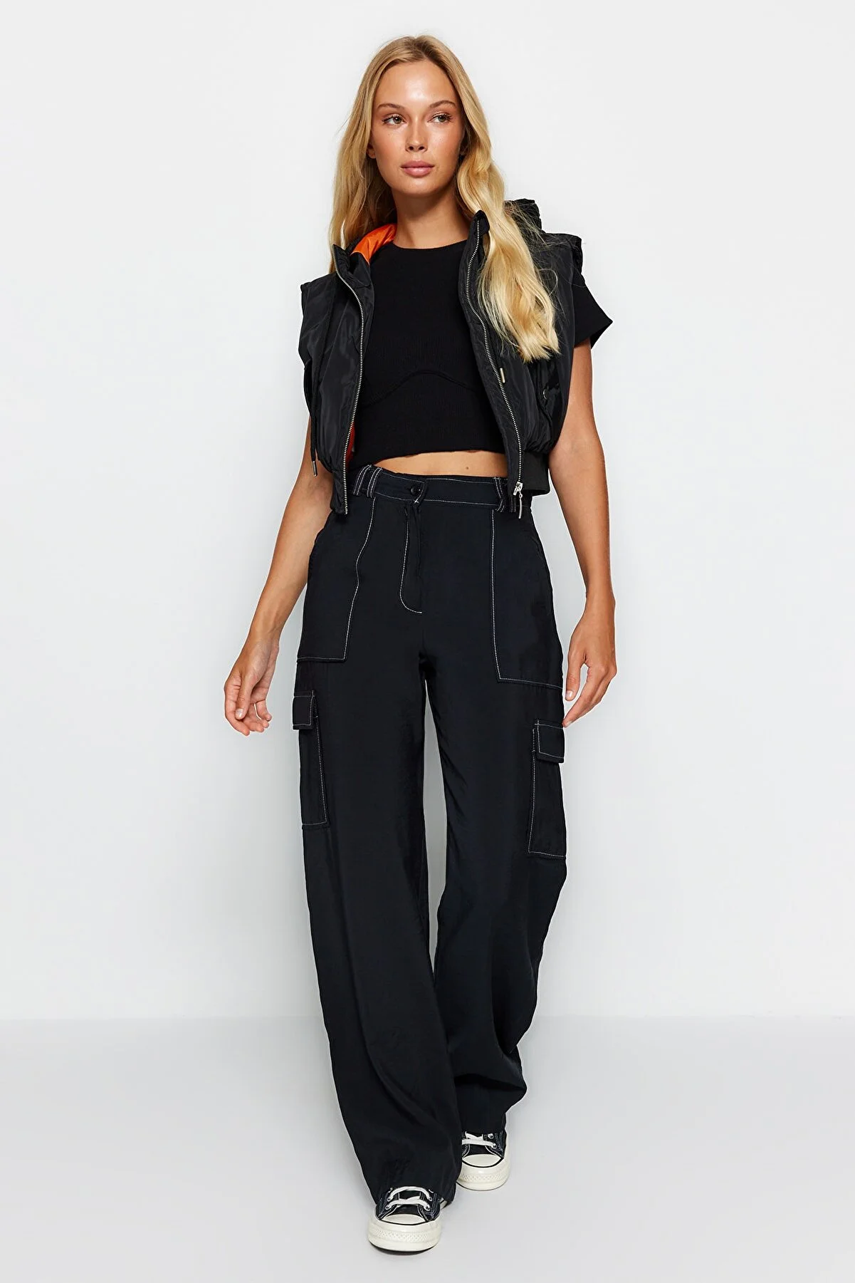 Trendyol Collection  Schwarze Cargo-Webhose mit weitem Bein und Kontrastnähten TWOSS21PL0288