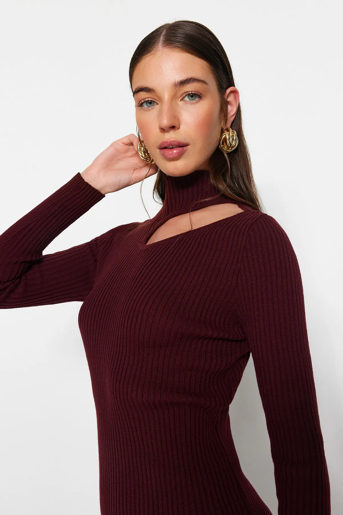 Trendyol Collection  Pflaumenfarbenes Midi-Strickkleid mit Rollkragen TWOAW24EL00028