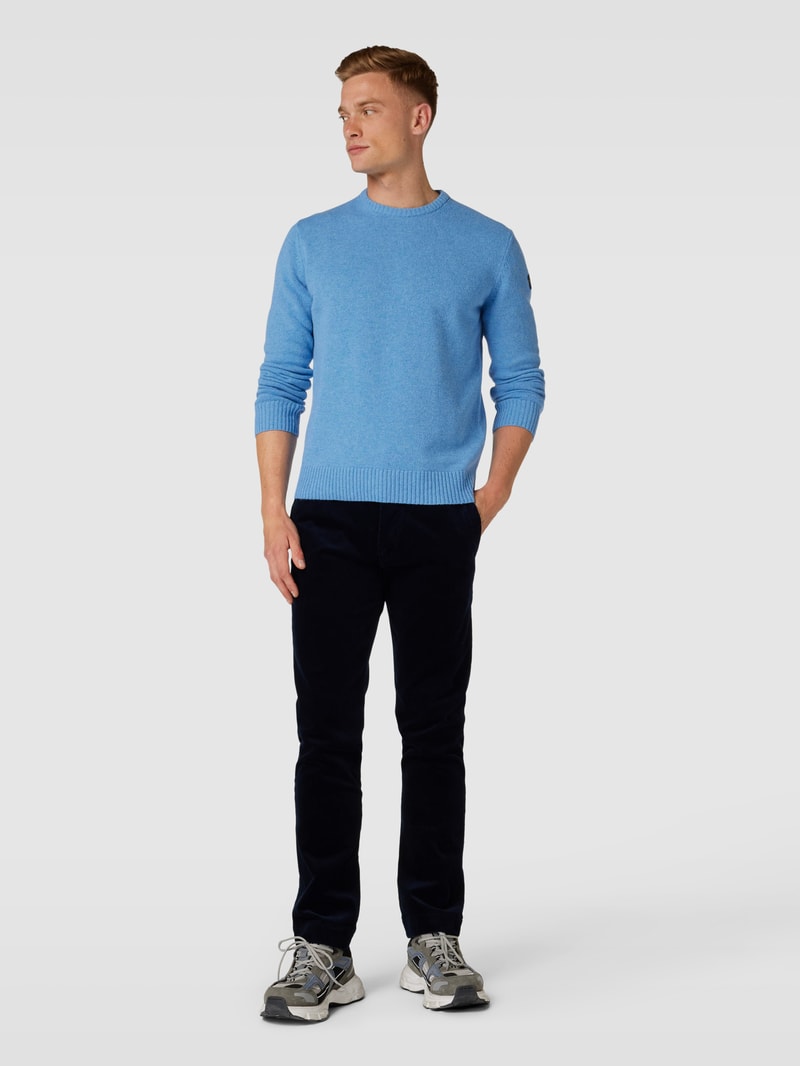 Strickpullover mit Label-Patch in hellblau