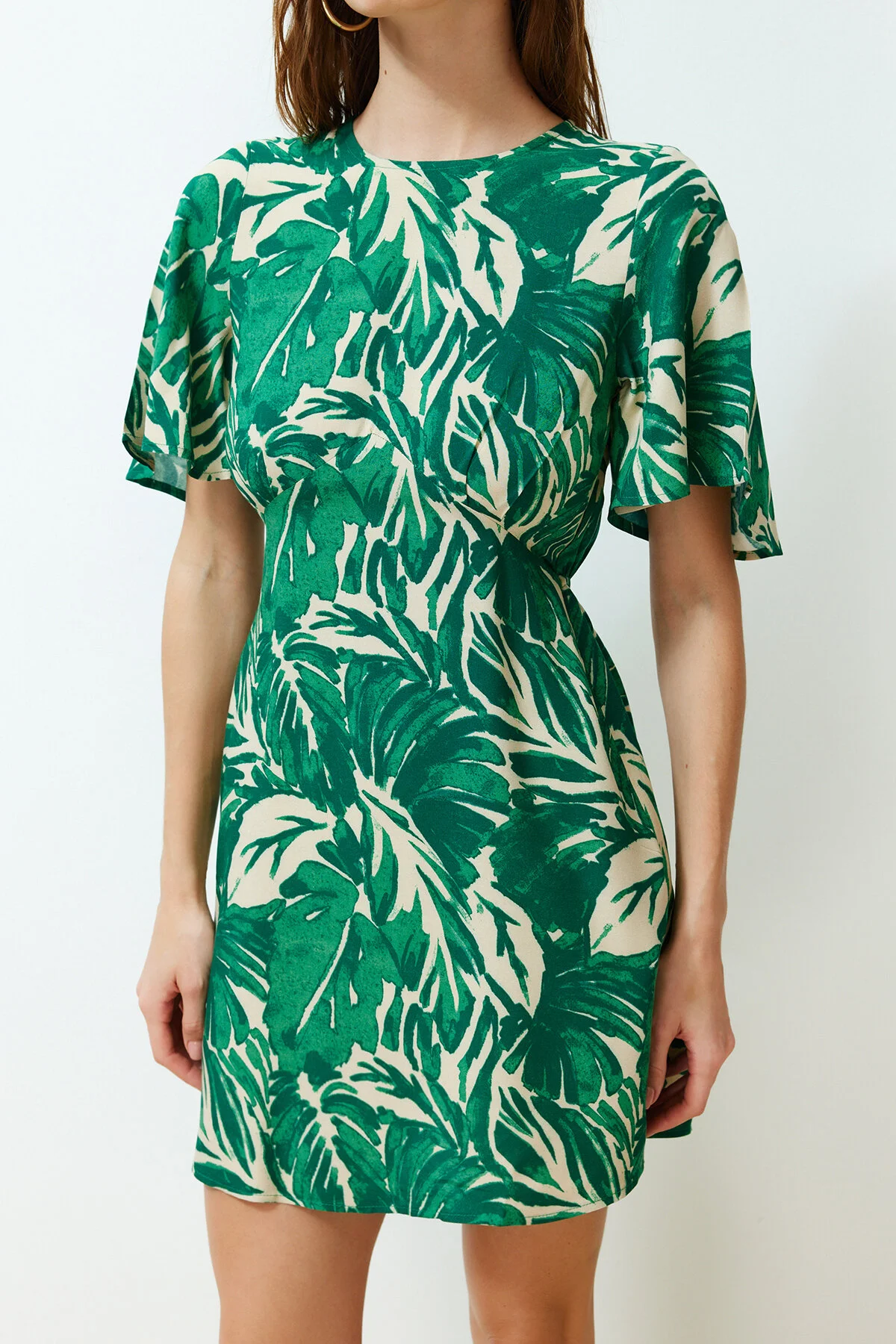 Trendyol Collection  Grünes A-Linien-Minikleid aus Viskosegewebe mit tropischem Blumenmuster TWOSS24EL00632