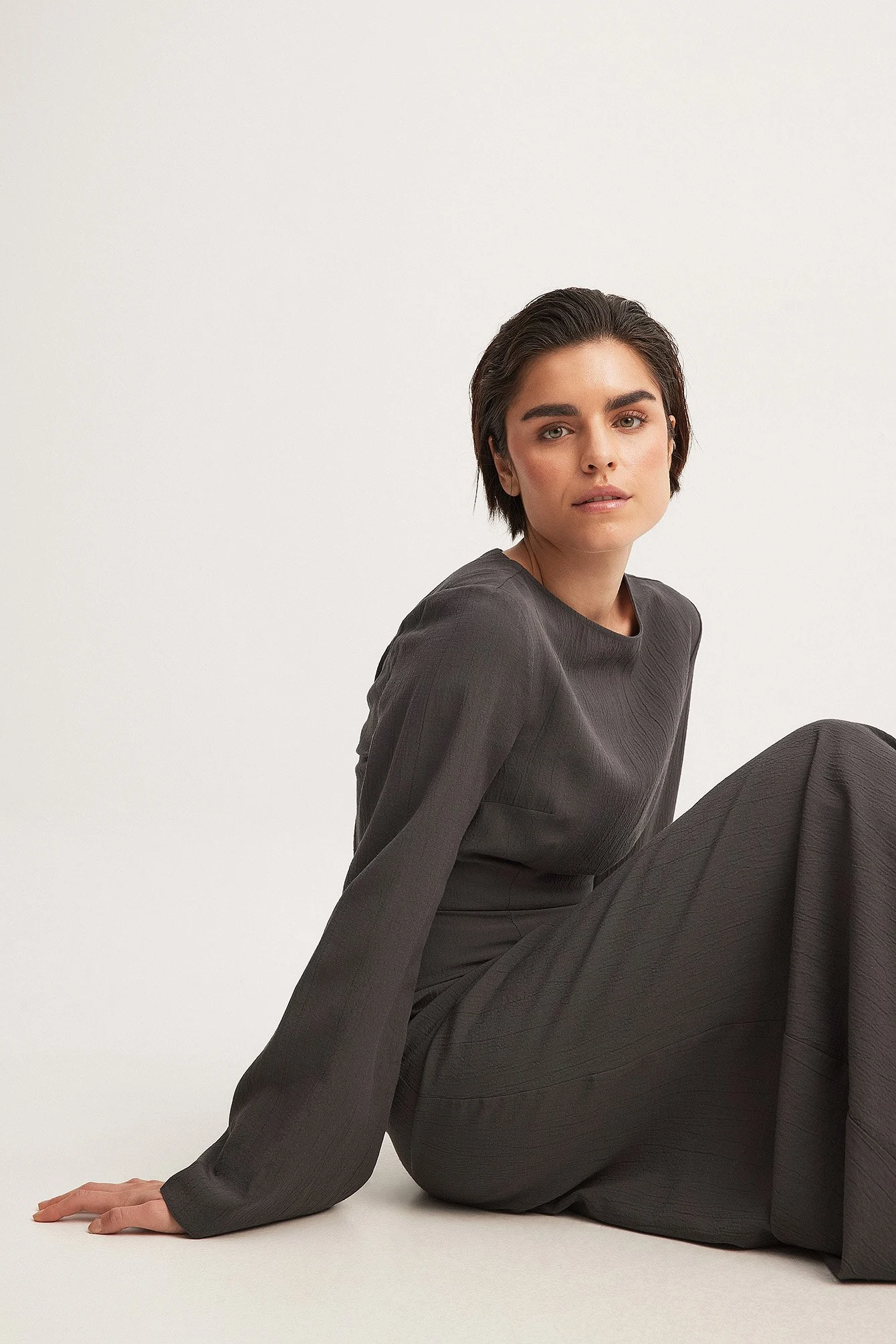 Strukturiertes Mélange-Kleid mit offenem Rücken