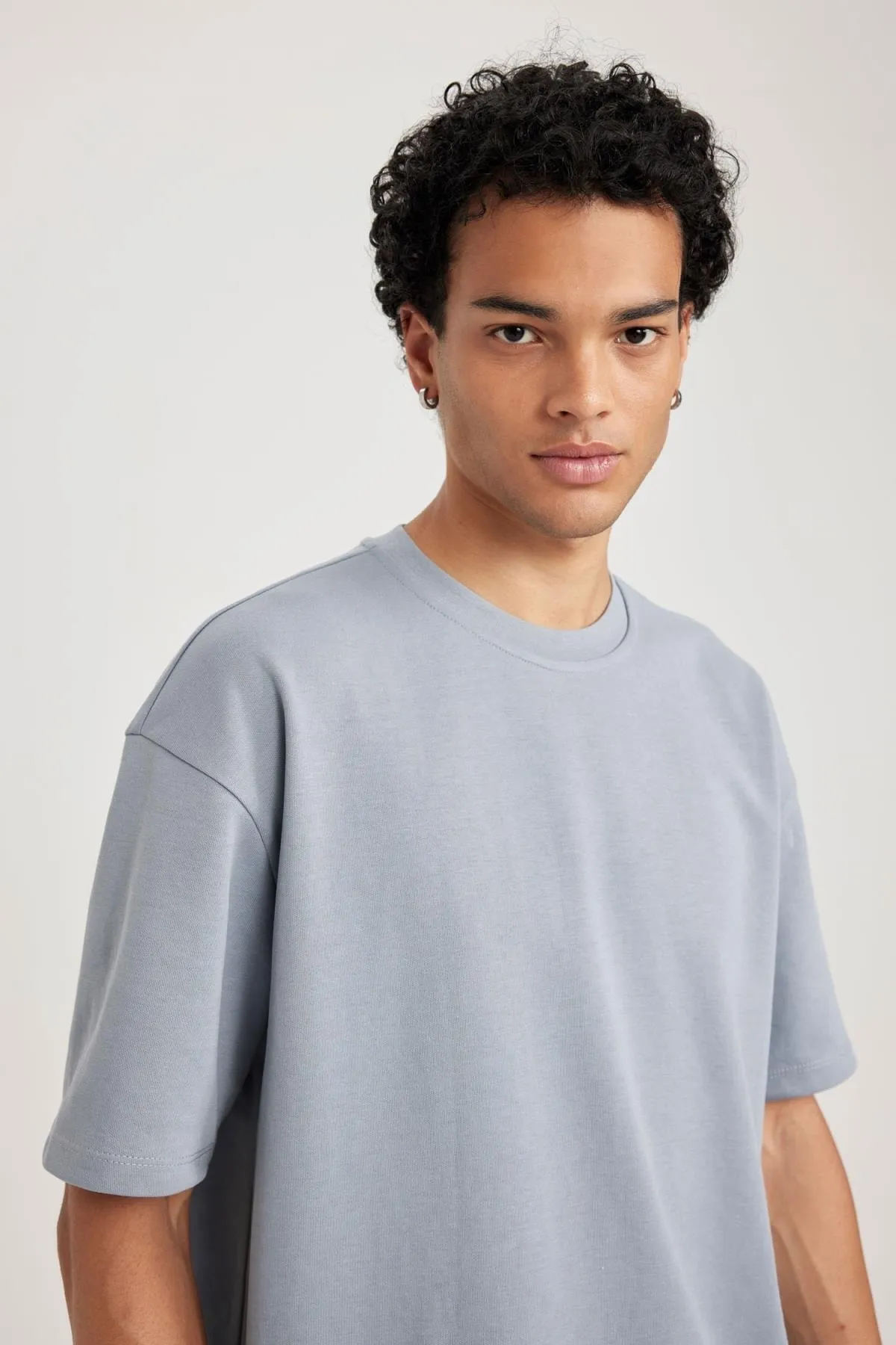 DeFacto  Kurzarm-Basic-T-Shirt aus schwerem Stoff mit Rundhalsausschnitt in Oversize-Passform X3926az23au