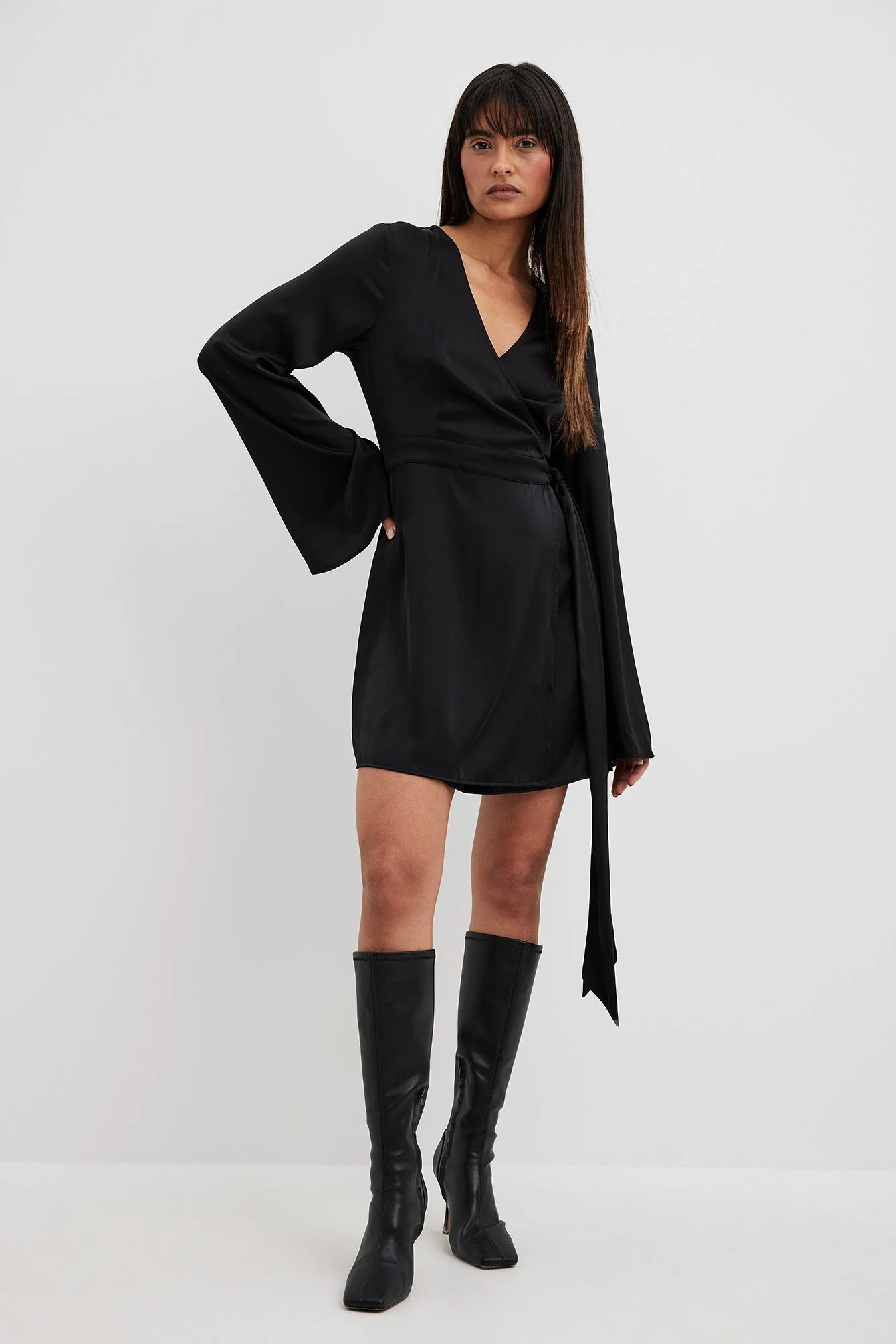 Fließendes Minikleid mit Bindegürtel