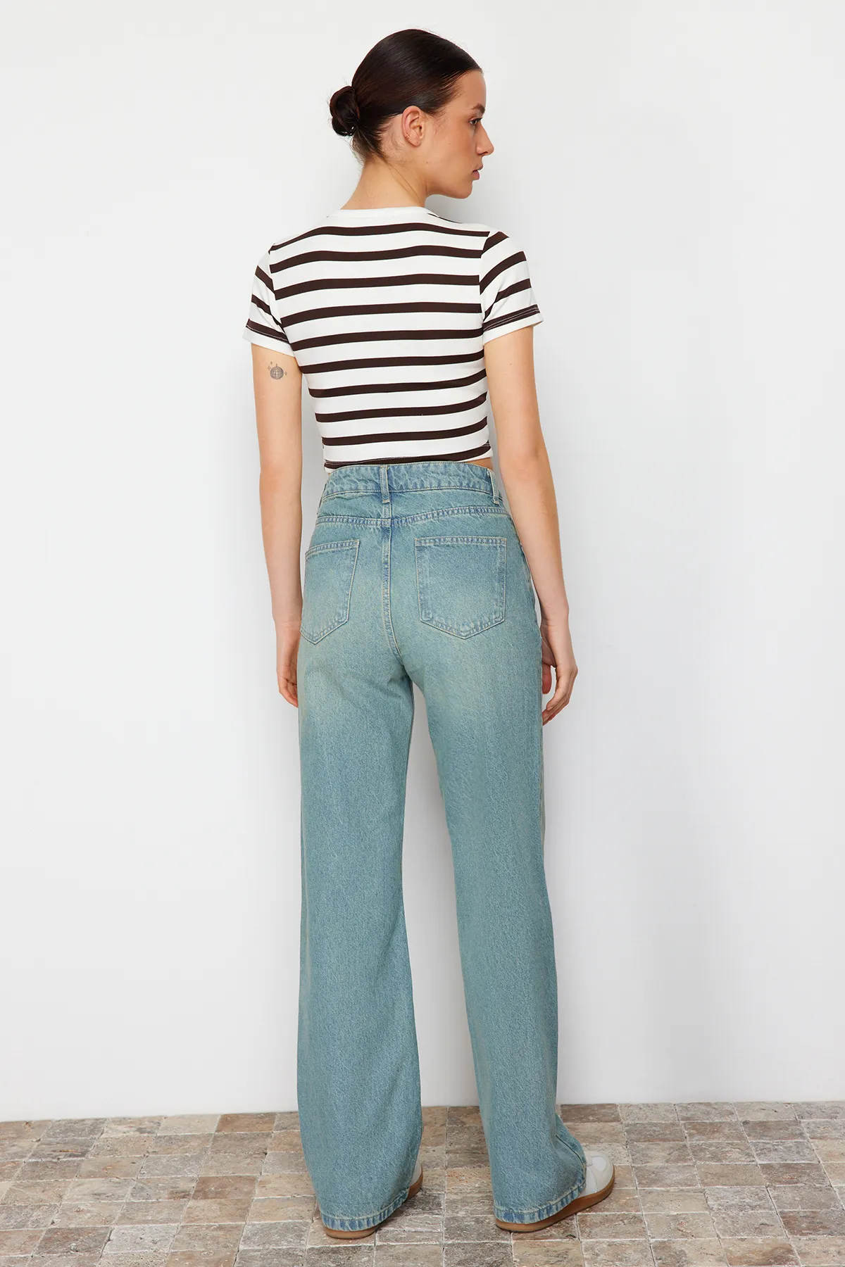 Trendyol Collection  Jeans mit hoher Taille und weitem Bein in blassblauem Vintage-Effekt TWOSS23JE00166