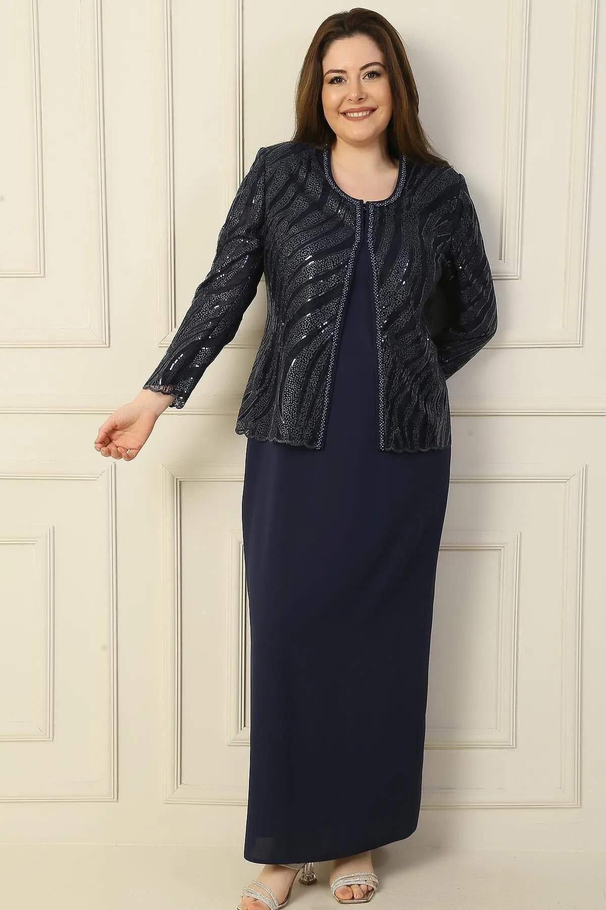 By Saygı  Langes Kleid mit Halbmondärmeln, mit Perlen und Pailletten bestickt, Jacke aus Tüll, gefüttert, 2-teiliges Set in Übergröße