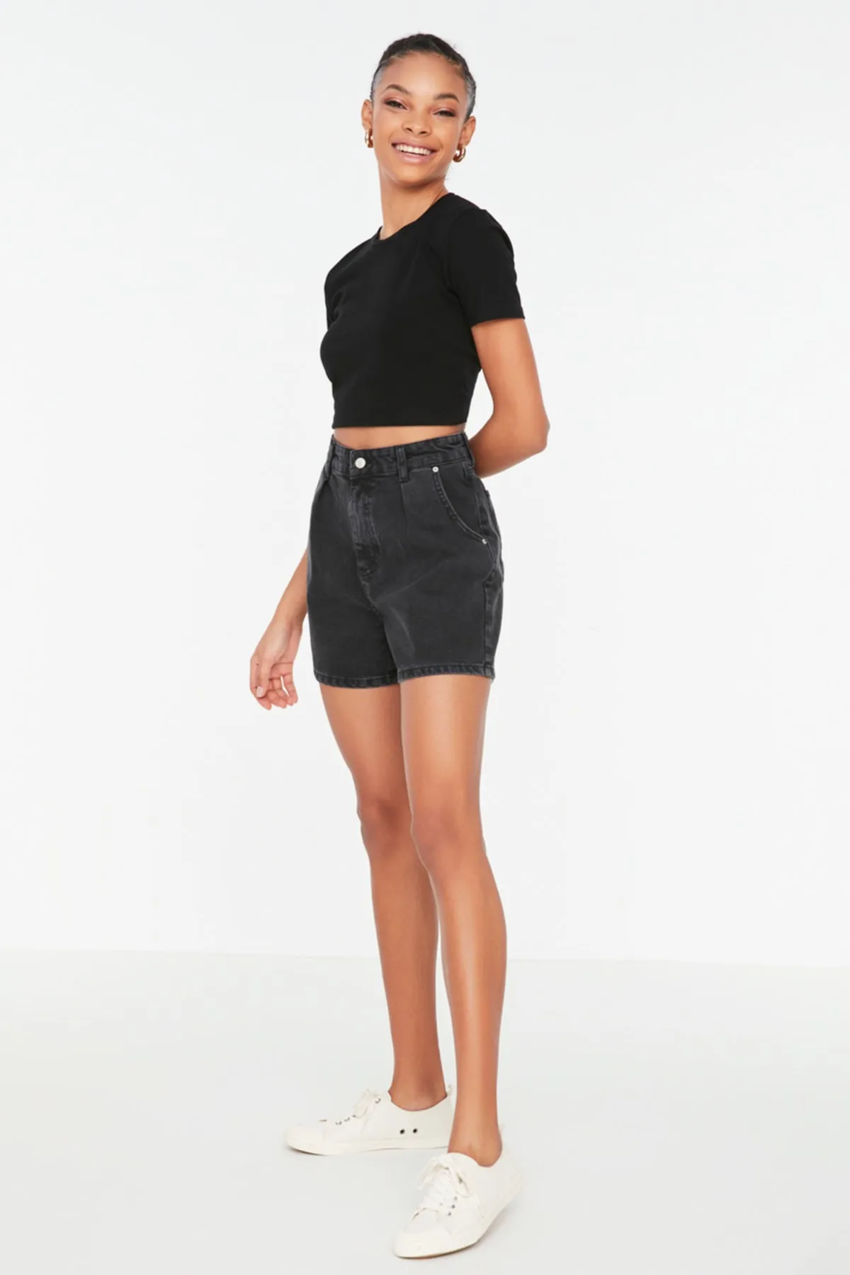 Trendyol Collection  Schwarze, nachhaltigere Denim-Shorts mit Falten TWOSS20SR0129