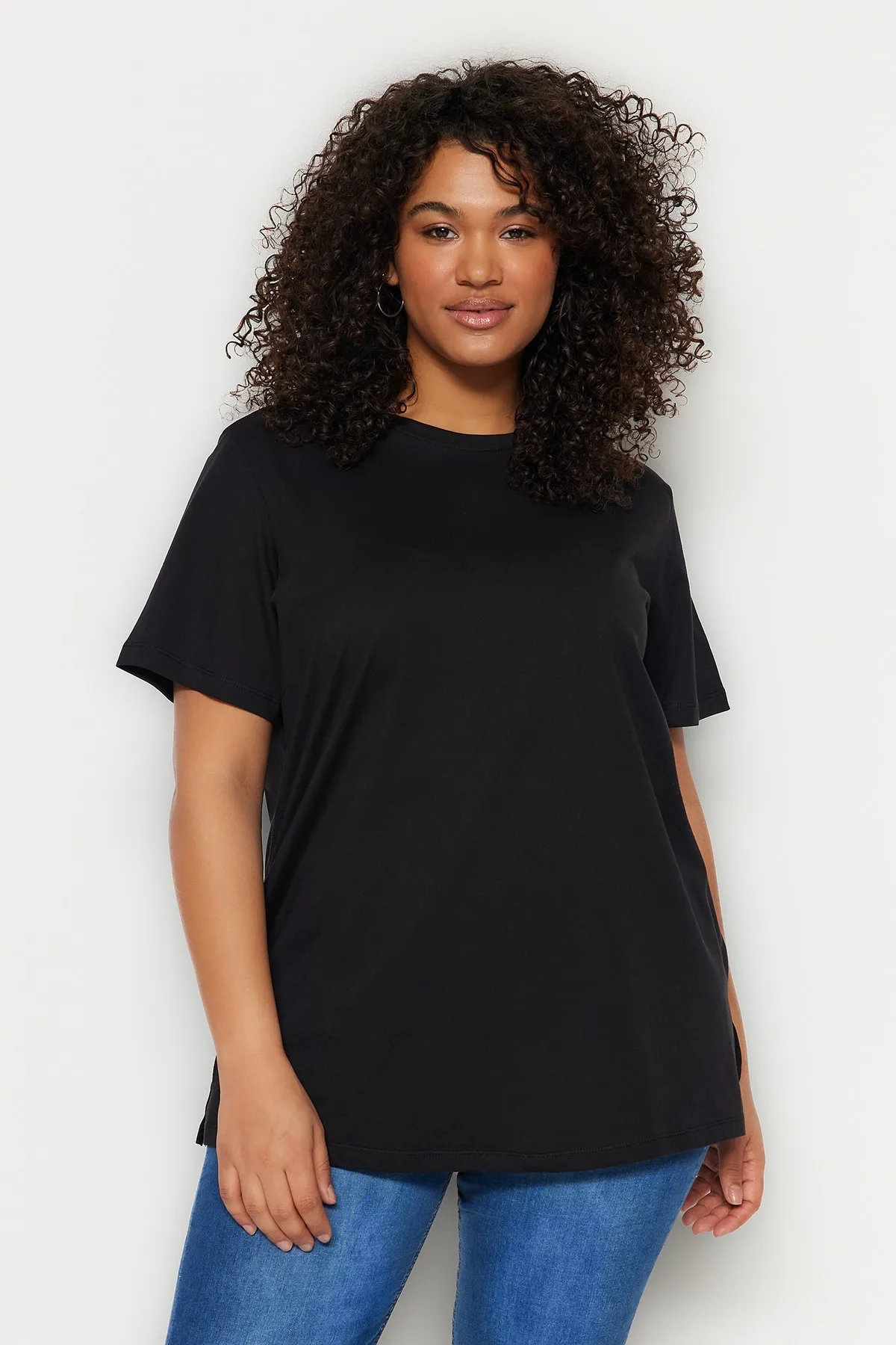 Trendyol Curve  Schwarzes, benzinfarbenes Boyfriend-Strick-T-Shirt mit Rundhalsausschnitt und Schlitz TBBSS22BF0031