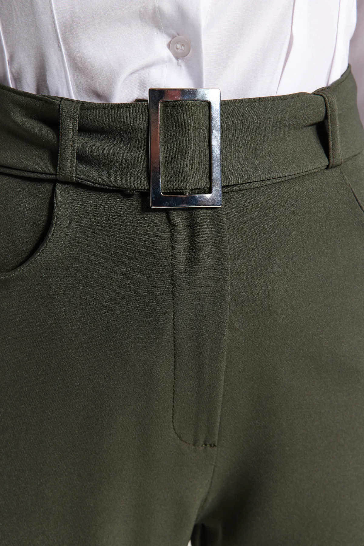 Trendyol Collection  Dunkelkhakifarbene, gerade geschnittene Webhose mit Gürtel TWOSS21PL0104