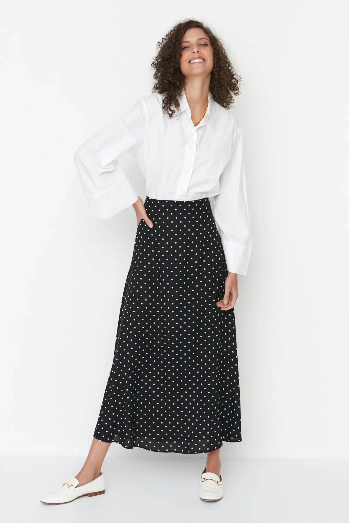 Trendyol Modest  Schwarzer gepunkteter Glockenwebrock TCTSS22EE0006