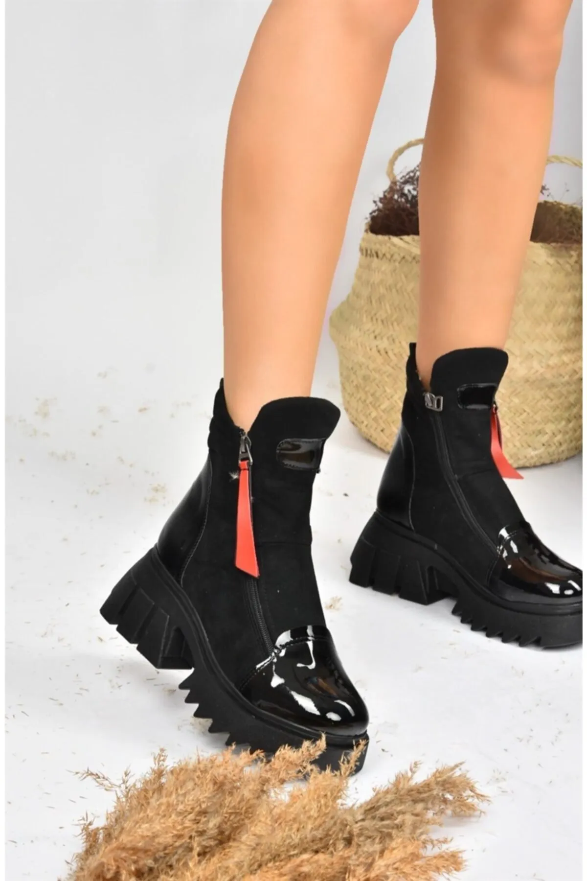 Fox Shoes  Schwarze Wildleder-Damenstiefel mit dicker Sohle L239001802