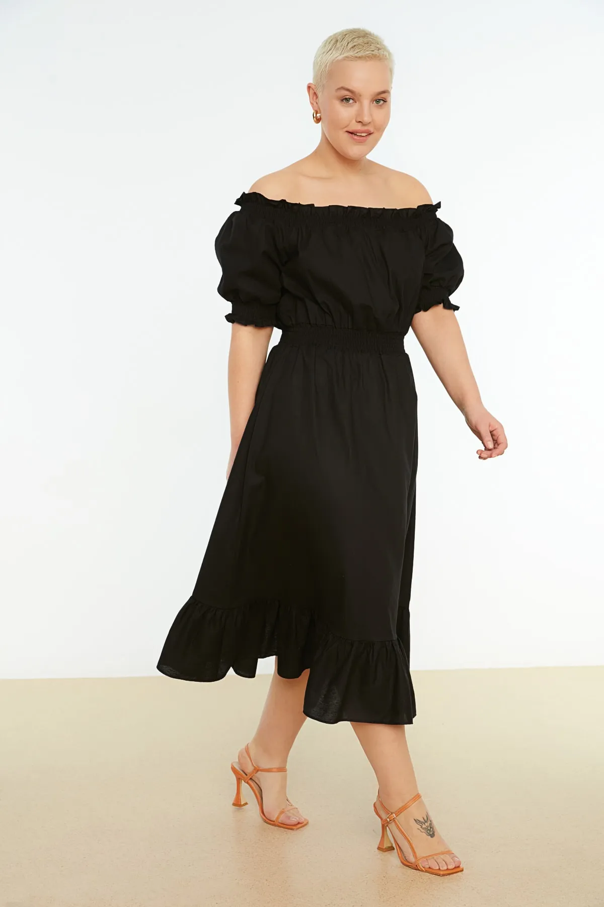 Trendyol Curve  Schwarzes gewebtes Kleid mit gerafftem Carmenkragen TBBSS22EL1633