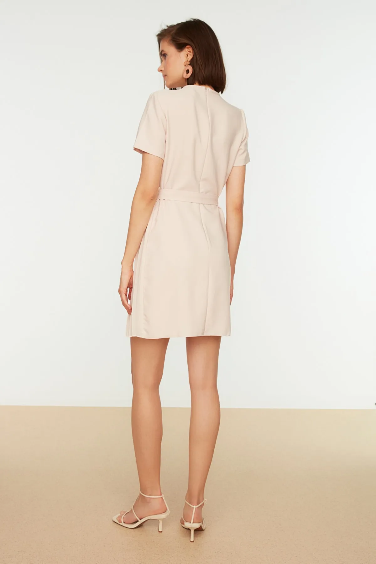 Trendyol Collection  Cremefarbenes, plissiertes Webkleid mit Gürtel TWOSS20EL0909