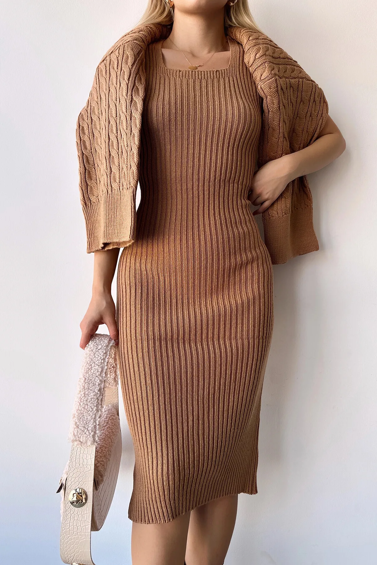 ZF BUTİK  Set aus schwarzem Rollkragenpullover mit gestricktem Motiv und Strickkleid