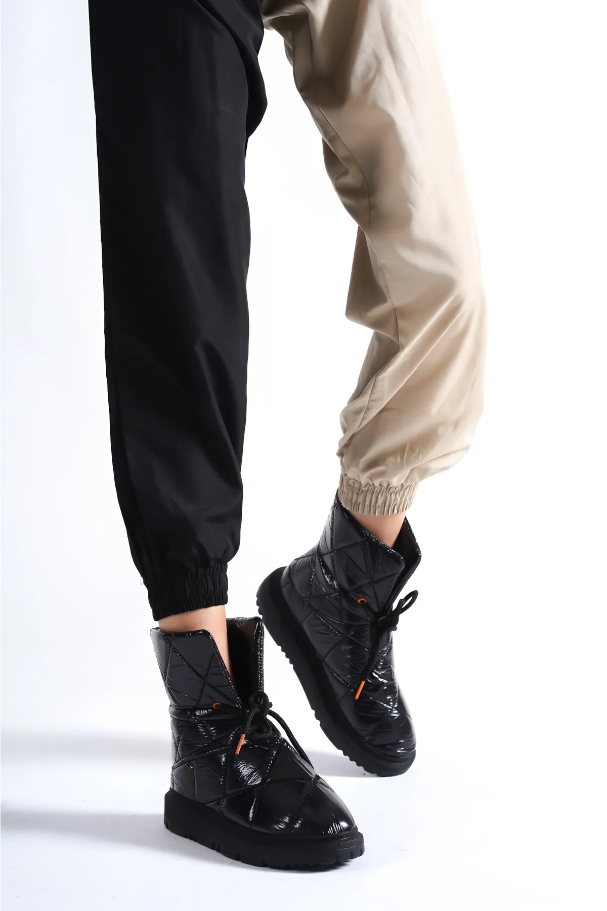 Capone Outfitters  Gesteppte Damen-Schneestiefel aus Fallschirmstoff mit verstellbarer Knöchelschnalle