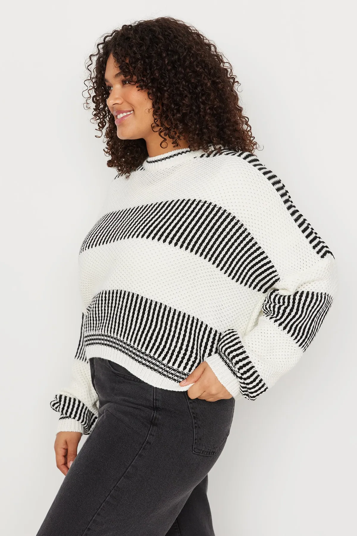 Trendyol Curve  Ecru gestreifter, strukturierter Strickpullover mit Rundhalsausschnitt