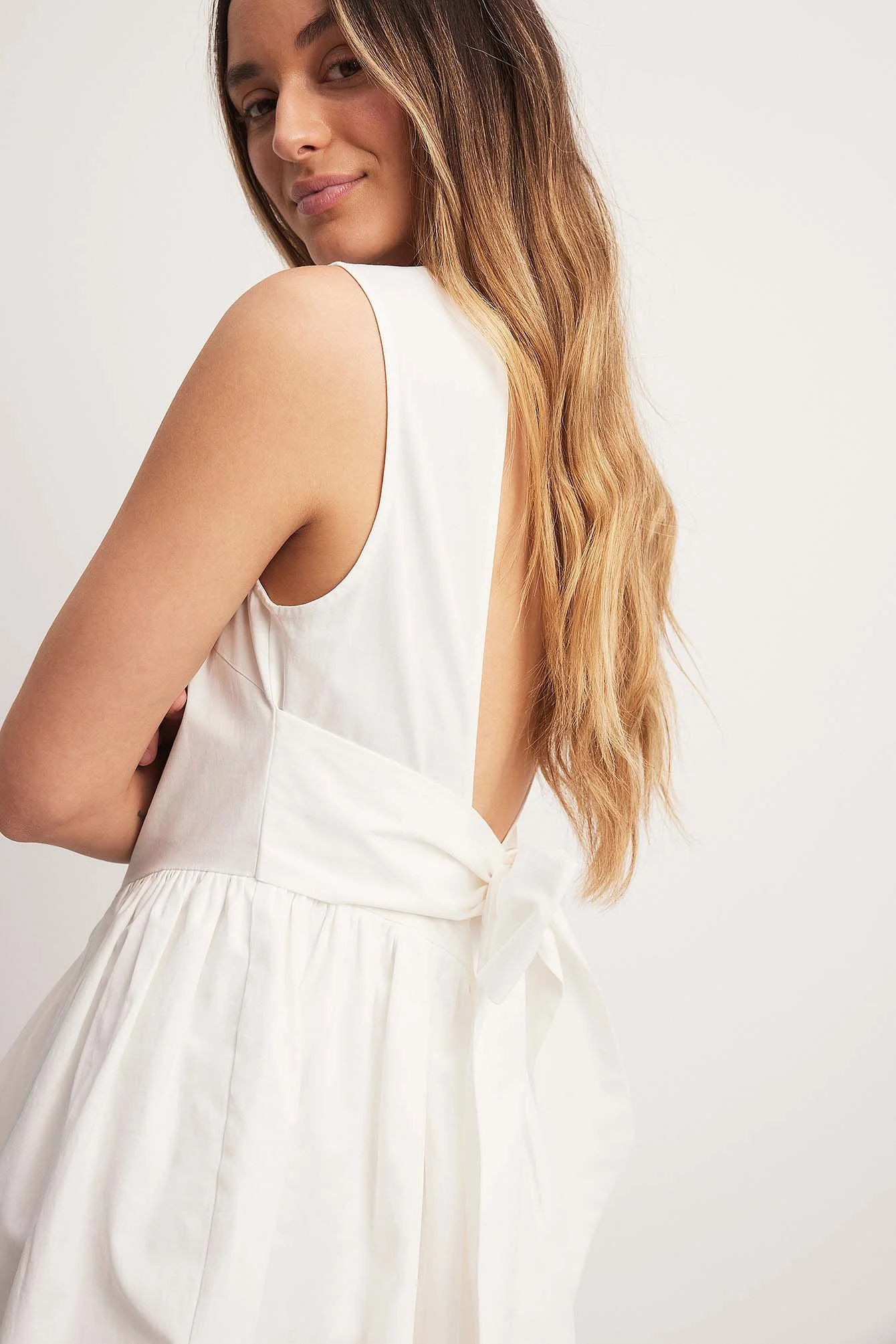 Minikleid mit tiefem Rückenausschnitt und Schleife