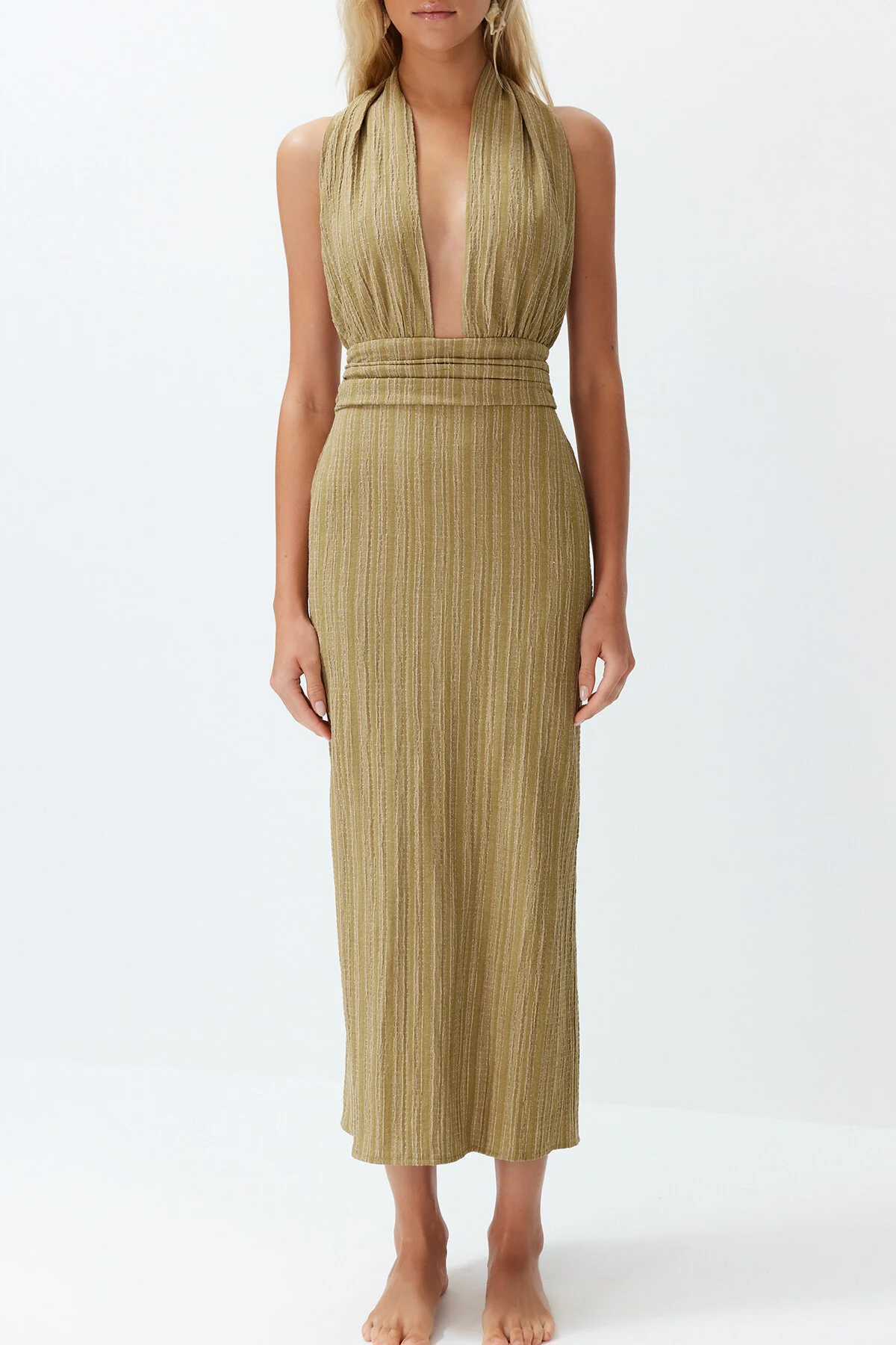 Trendyol Collection  Khakifarbenes Maxi-Strandkleid mit gewebtem Rücken und tiefem Ausschnitt aus Leinenmischung TBESS24EL00096