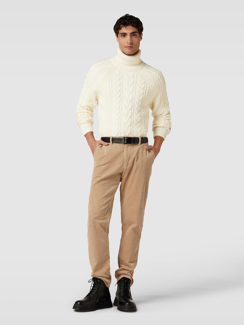 Rollkragenpullover mit Zopfmuster in ecru