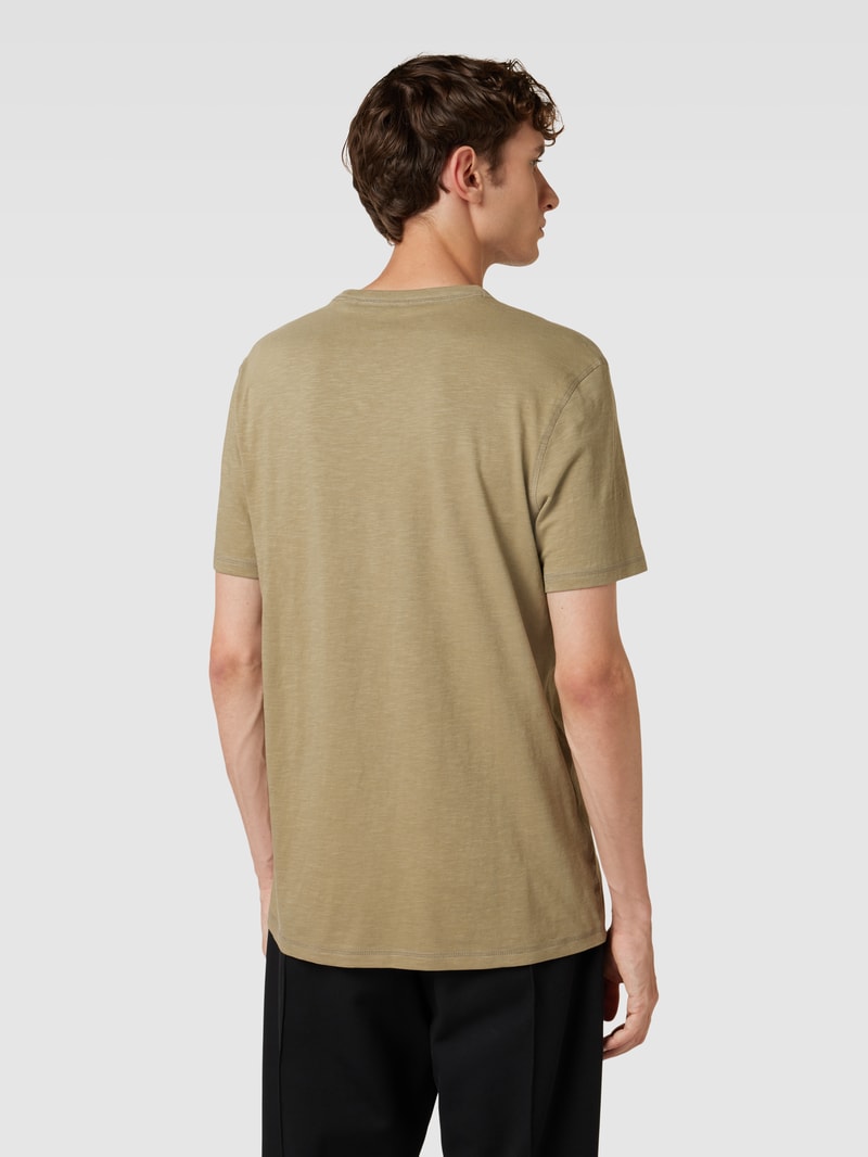 T-Shirt mit Label-Applikation in olivgrün