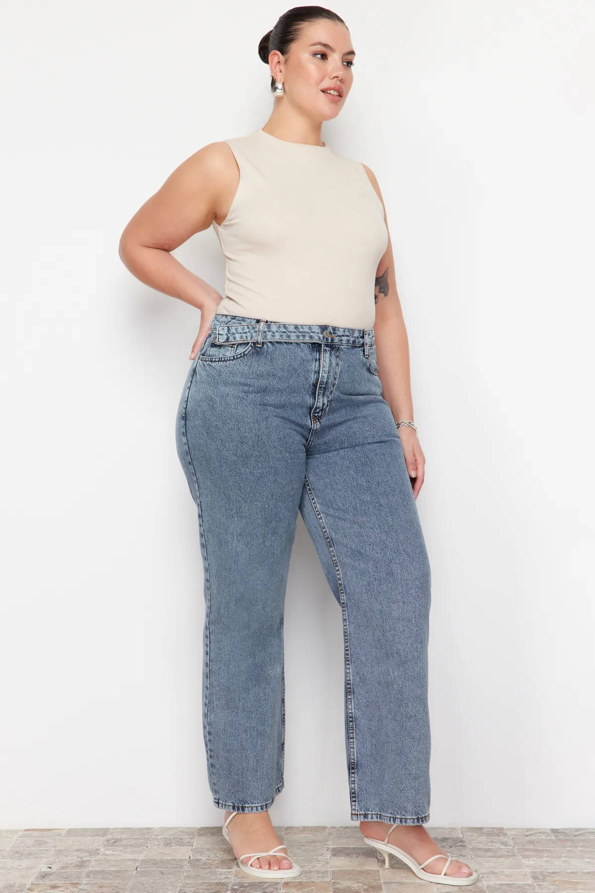 Trendyol Curve  Blaue, weit geschnittene Jeans TBBAW24CJ00008