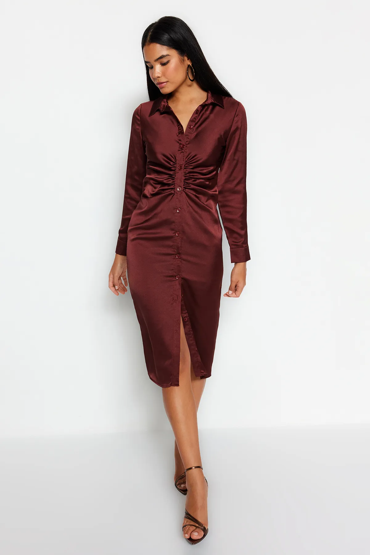 Trendyol Collection  Braunes, figurbetontes Hemdkleid aus gewebtem Satin TWOAW24EL00690