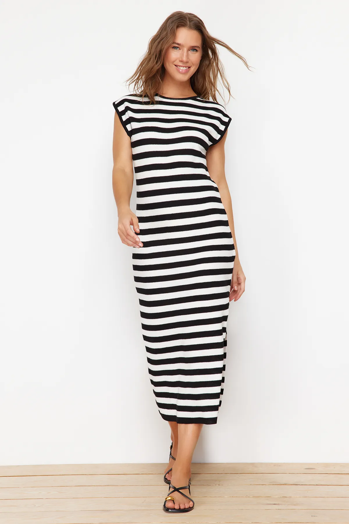 Trendyol Collection  Schwarzes Maxi-Strickkleid aus Baumwolle mit Streifen TWOSS24EL00250