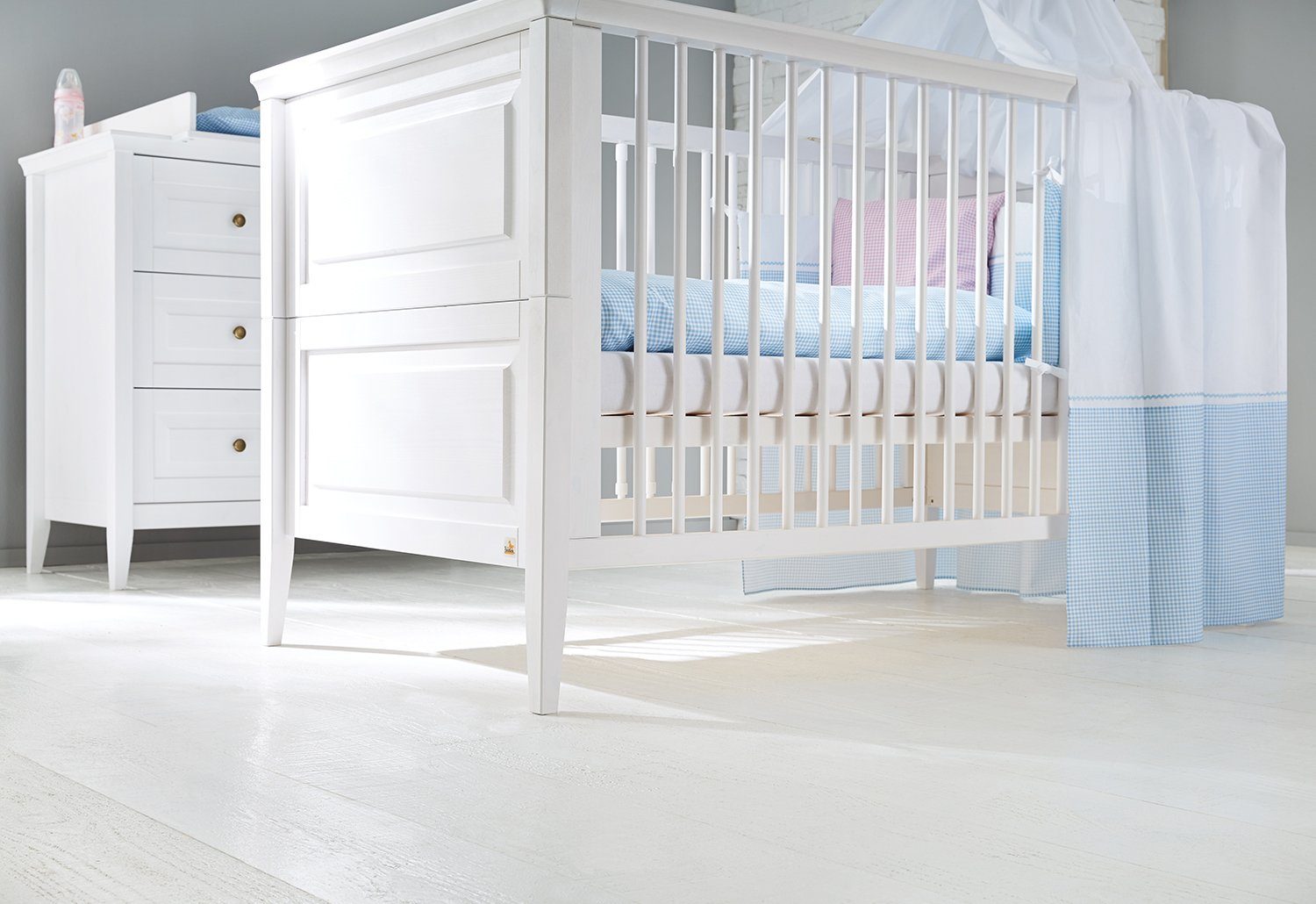 Pinolino® Babyzimmer-Komplettset Smilla, extrabreit, (Set, 3-St., Kinderbett, Wickelkommode), mit Kinderbett, 2-trg. Schrank und extrabreiter Wickelkommode