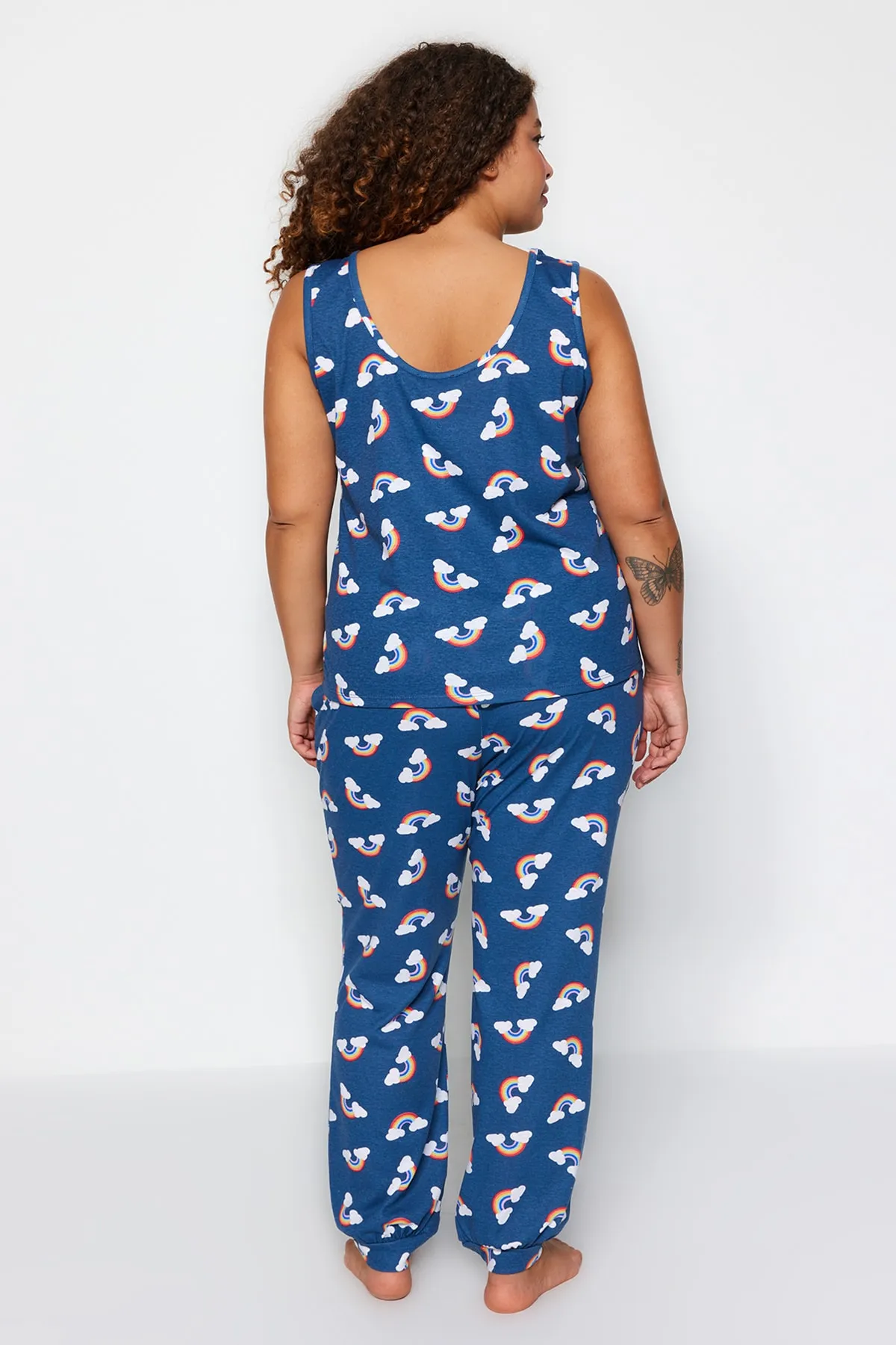 Trendyol Curve  Marineblaues Pyjama-Set aus Strick mit Regenbogenmuster TBBSS23AI00027