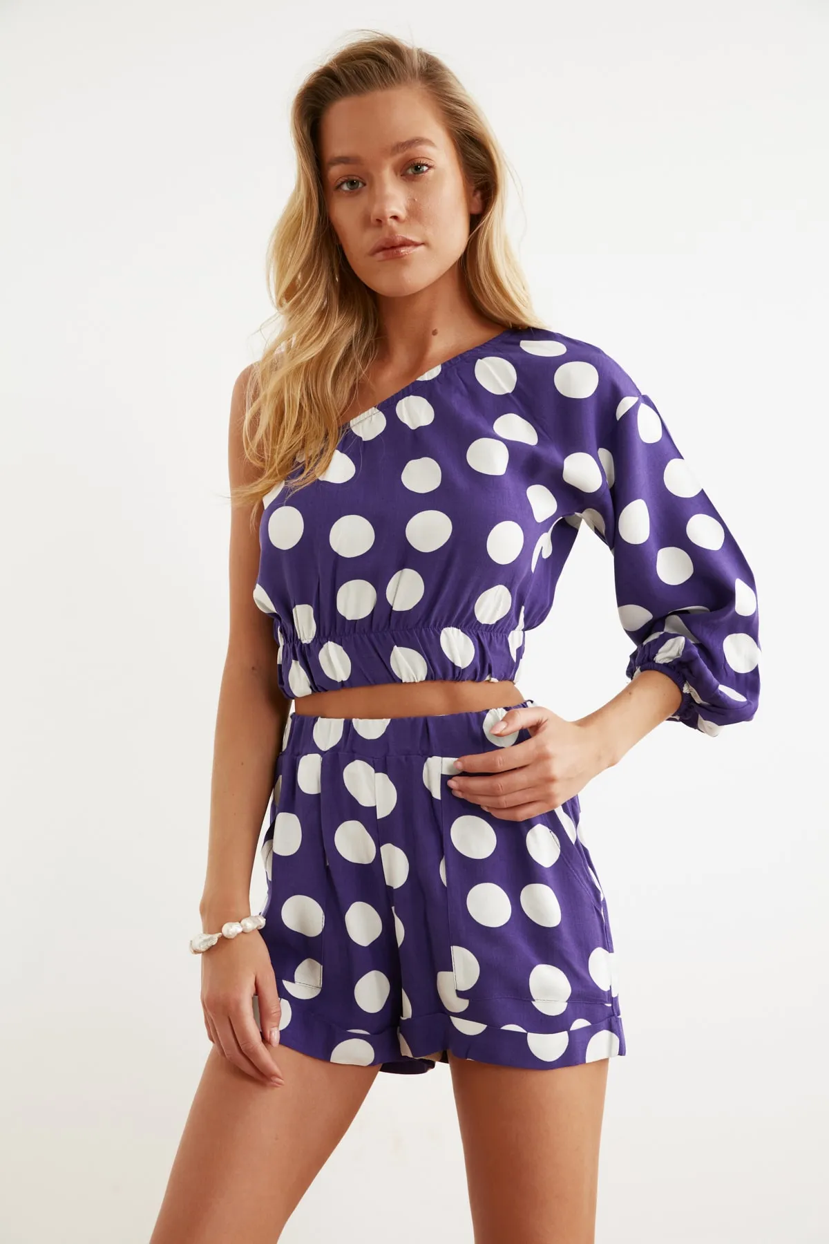 Trendyol Collection  Lilafarbenes Unter- und Oberteil-Set aus Viskose mit Punkten TBESS21AU0077