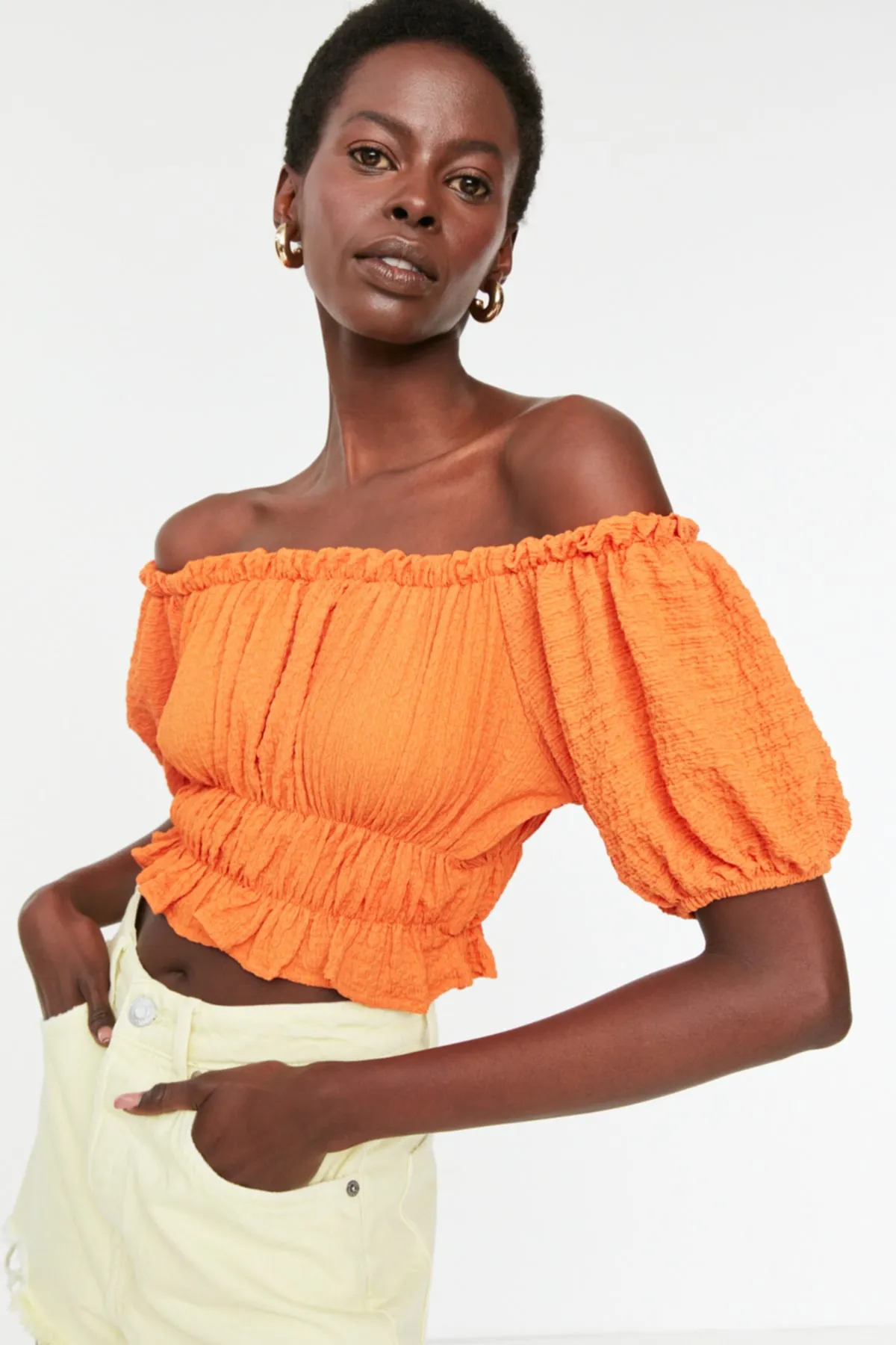 Trendyol Collection  Orangefarbene, kurz geschnittene Strickbluse mit Carmenkragen TWOSS22BZ1421