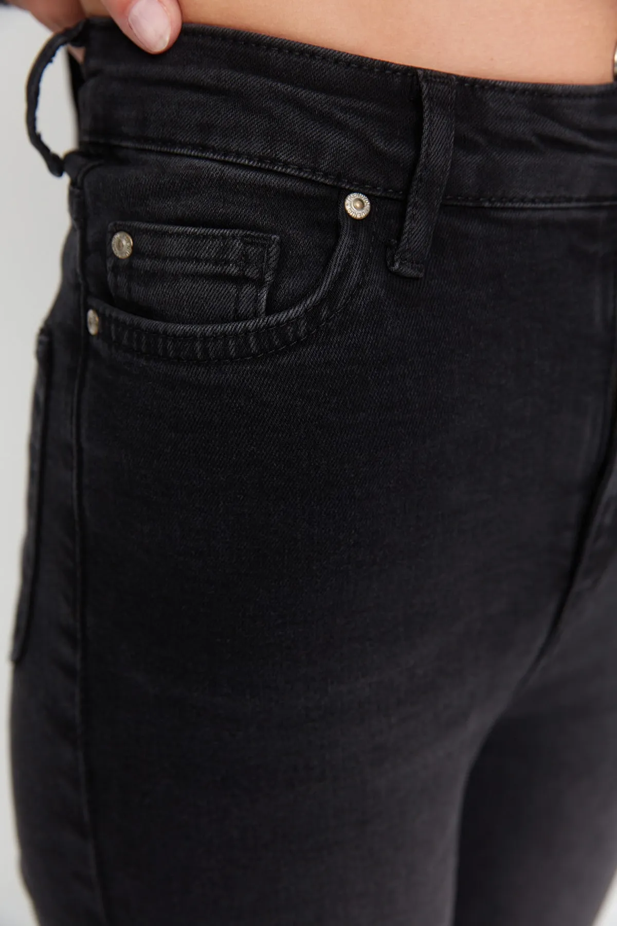 Trendyol Collection  Schwarze Skinny Jeans mit hoher Taille TWOSS22JE0404