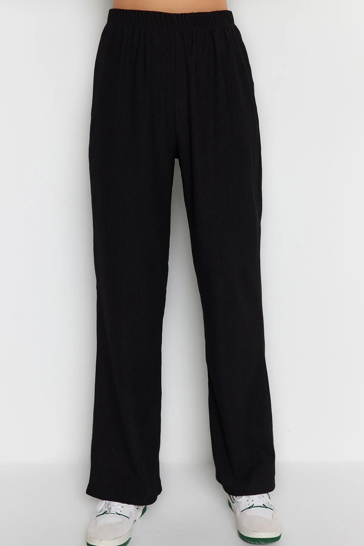 Trendyol Collection  Schwarzes, gestricktes Pyjama-Set mit Unterhemd und Hose mit Kordelzug und detailliertem Kordelzug THMSS23AU00032