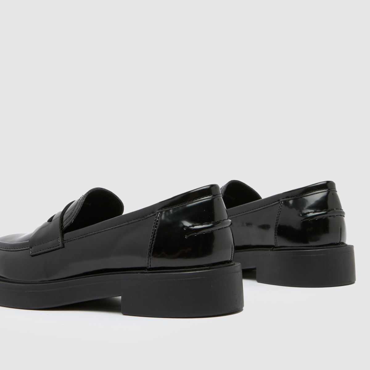 Schuh – Lorna – Svarta, platta loafers med slät sula