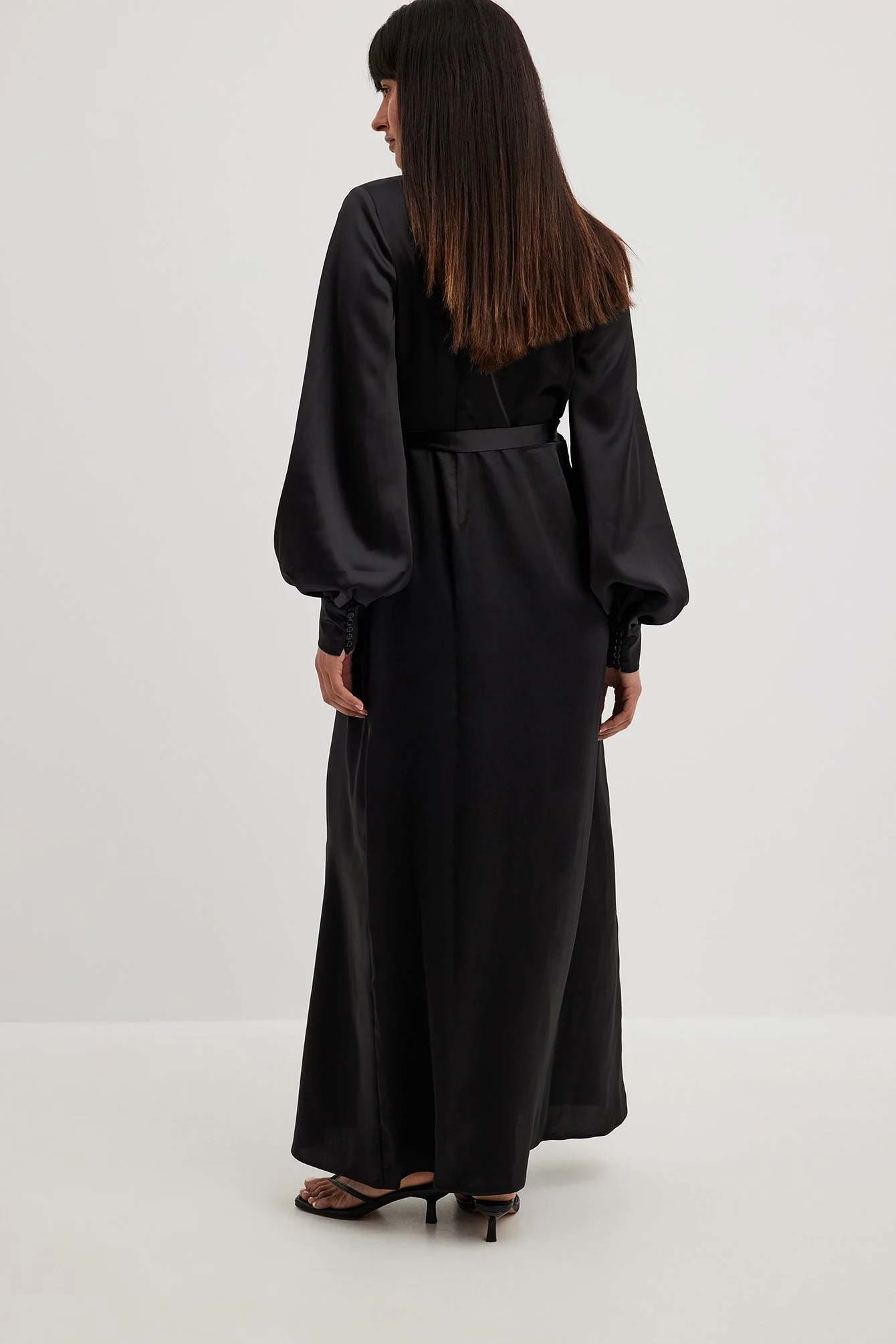 Wickel-Satin-Maxikleid mit langen Ärmeln