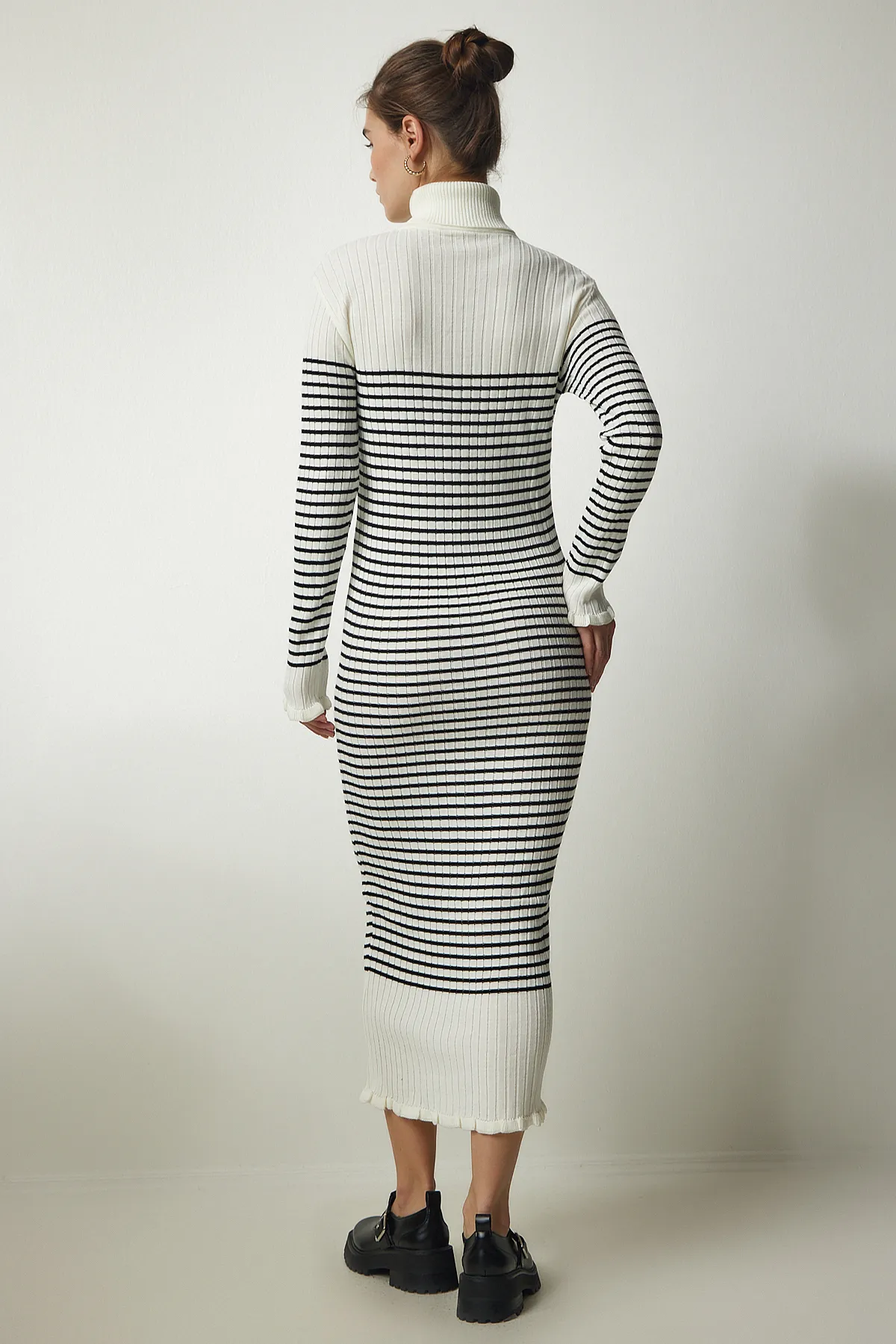 Happiness İstanbul  Gestreiftes Strickkleid mit Rollkragen für Damen in Ecru DD01265