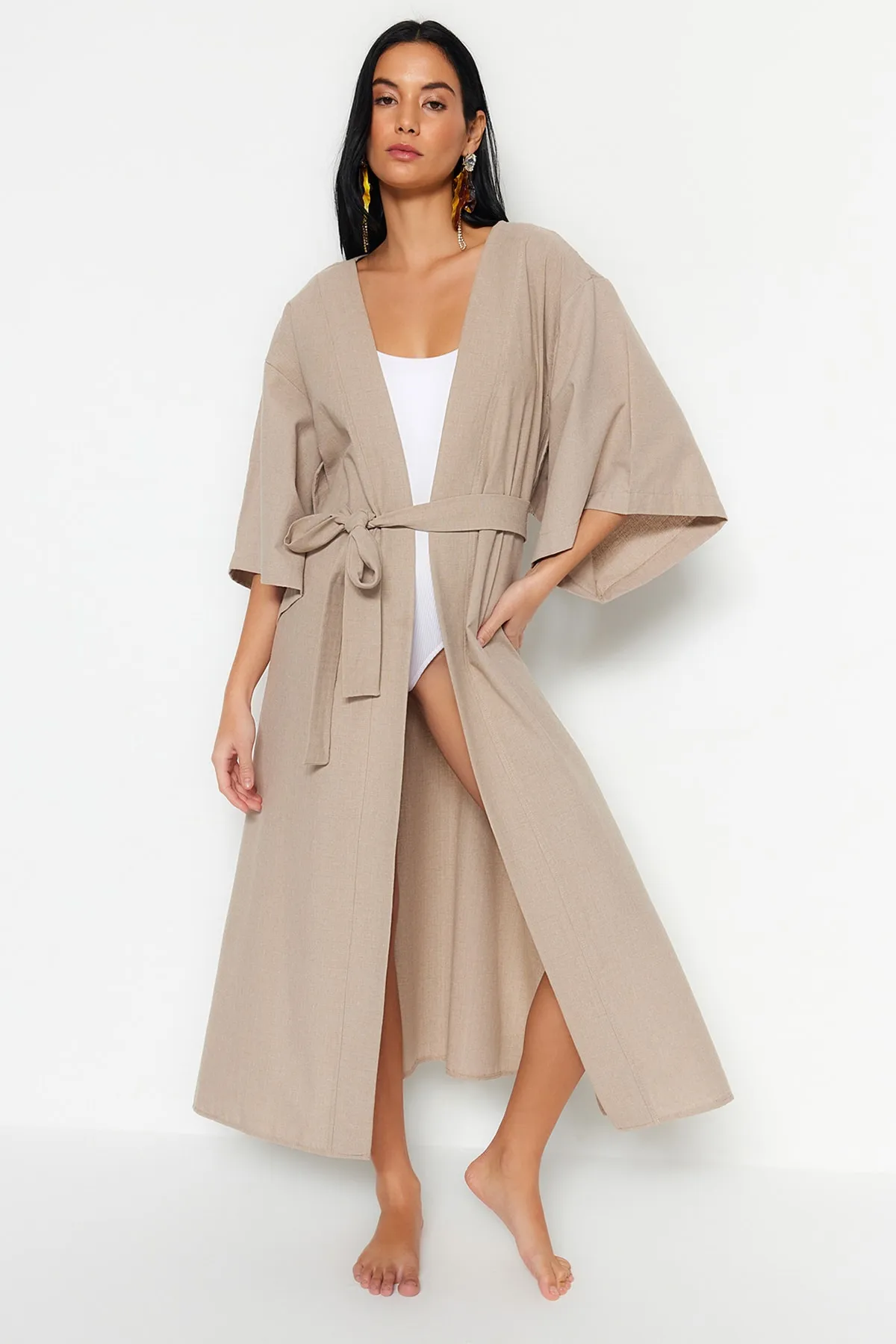 Trendyol Collection  Beigefarbener, gewebter Maxi-Kimono und Kaftan in Leinenoptik mit Gürtel TBESS23KM00058