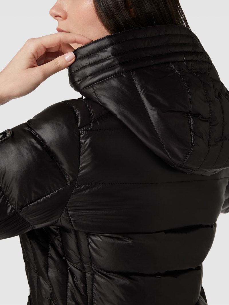 Steppjacke mit Label-Detail Modell 'HIGHCLASS' in schwarz