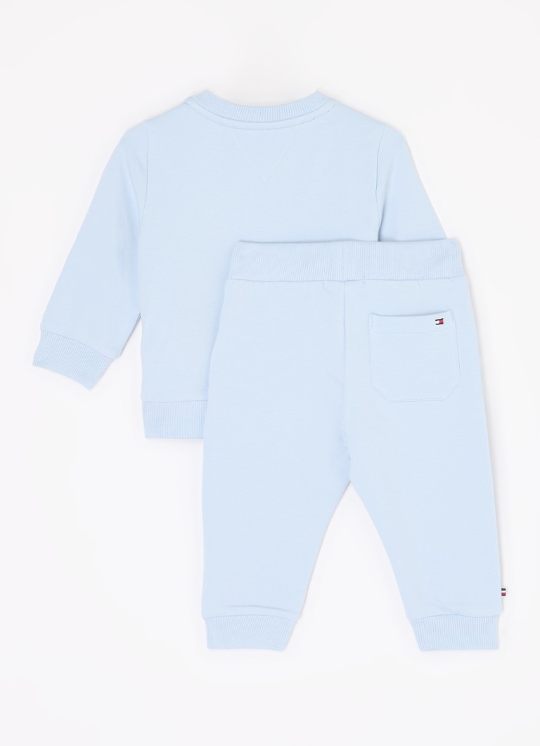Setul esențial din două piese de la Tommy Hilfiger, format dintr-un pulover și pantaloni de trening.