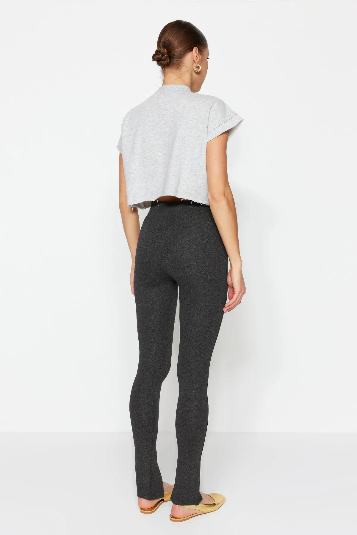 Trendyol Collection  Anthrazitfarbene Interlock-Strick-Leggings mit hoher Taille und geschlitzten Beinen TWOAW21PL0263